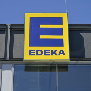 Ein Edeka-Schild über einer Filiale.