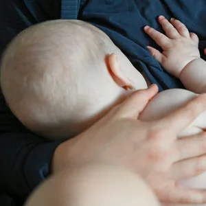 Eine Mutter stillt ihr Baby. (Symbolbild)