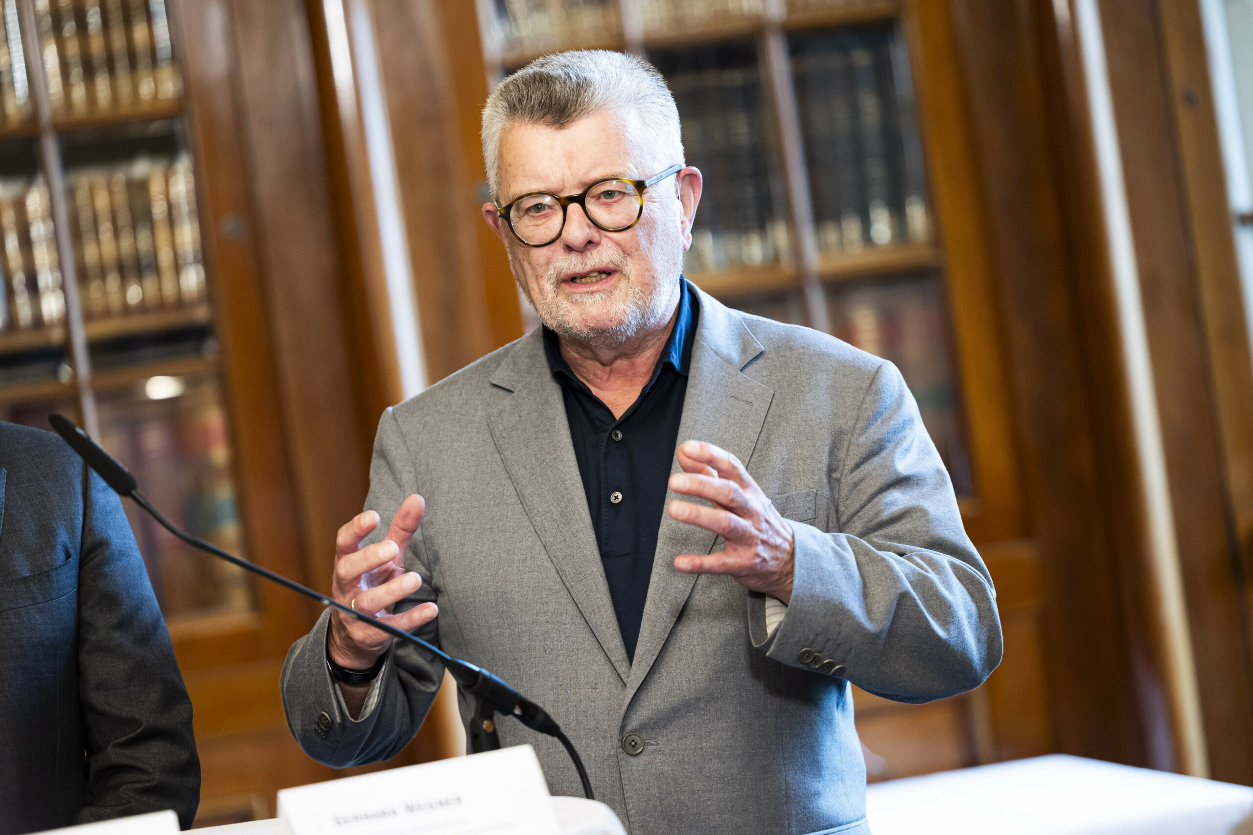 Gerhard Wegner, Antisemitismusbeauftragter von Niedersachsen, spricht während einer Pressekonferenz im Neuen Rathaus in Hannover. (Archivbild)