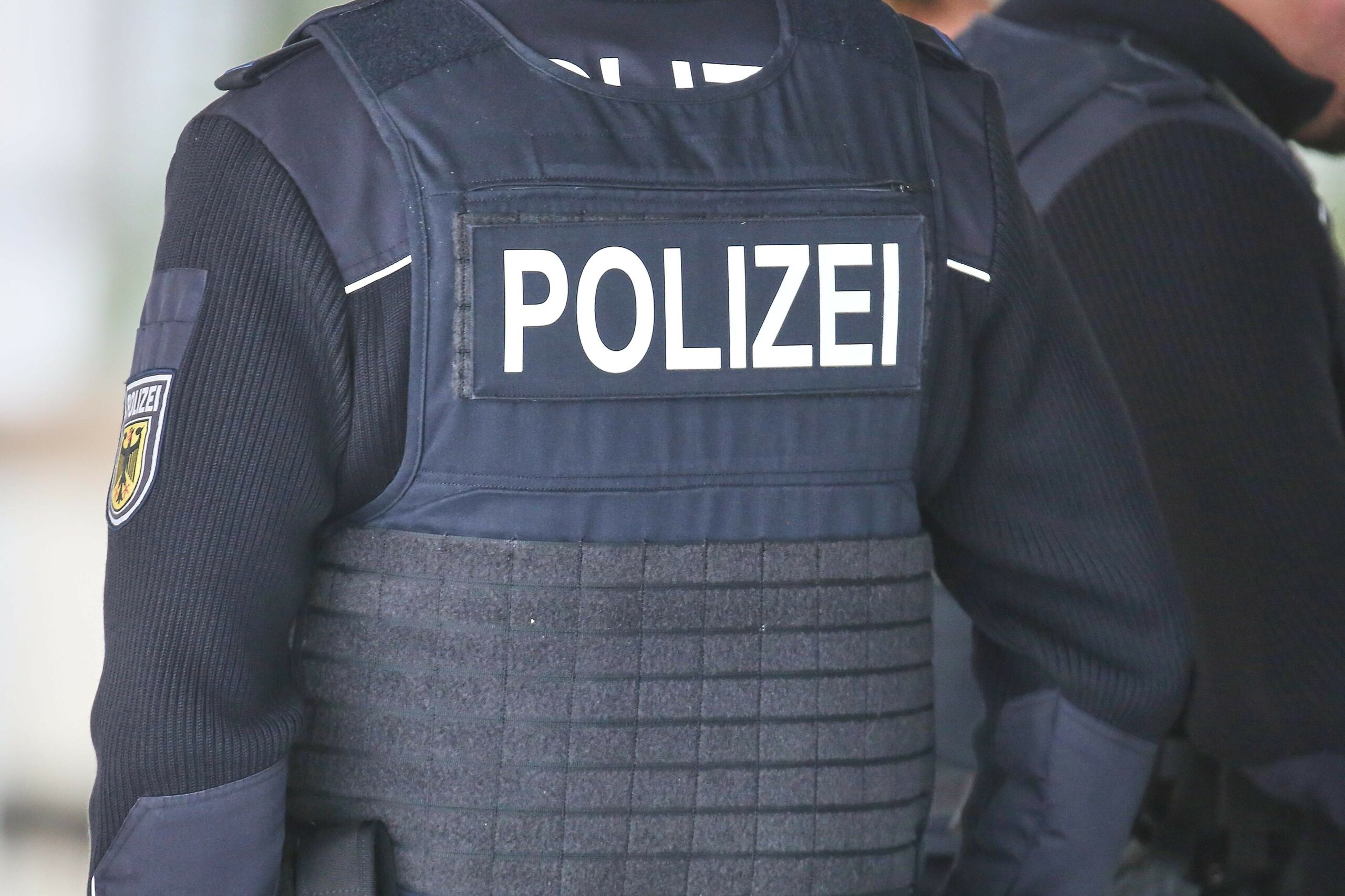 Schutzweste eines Bundespolizisten mit der Aufschrift „Polizei“