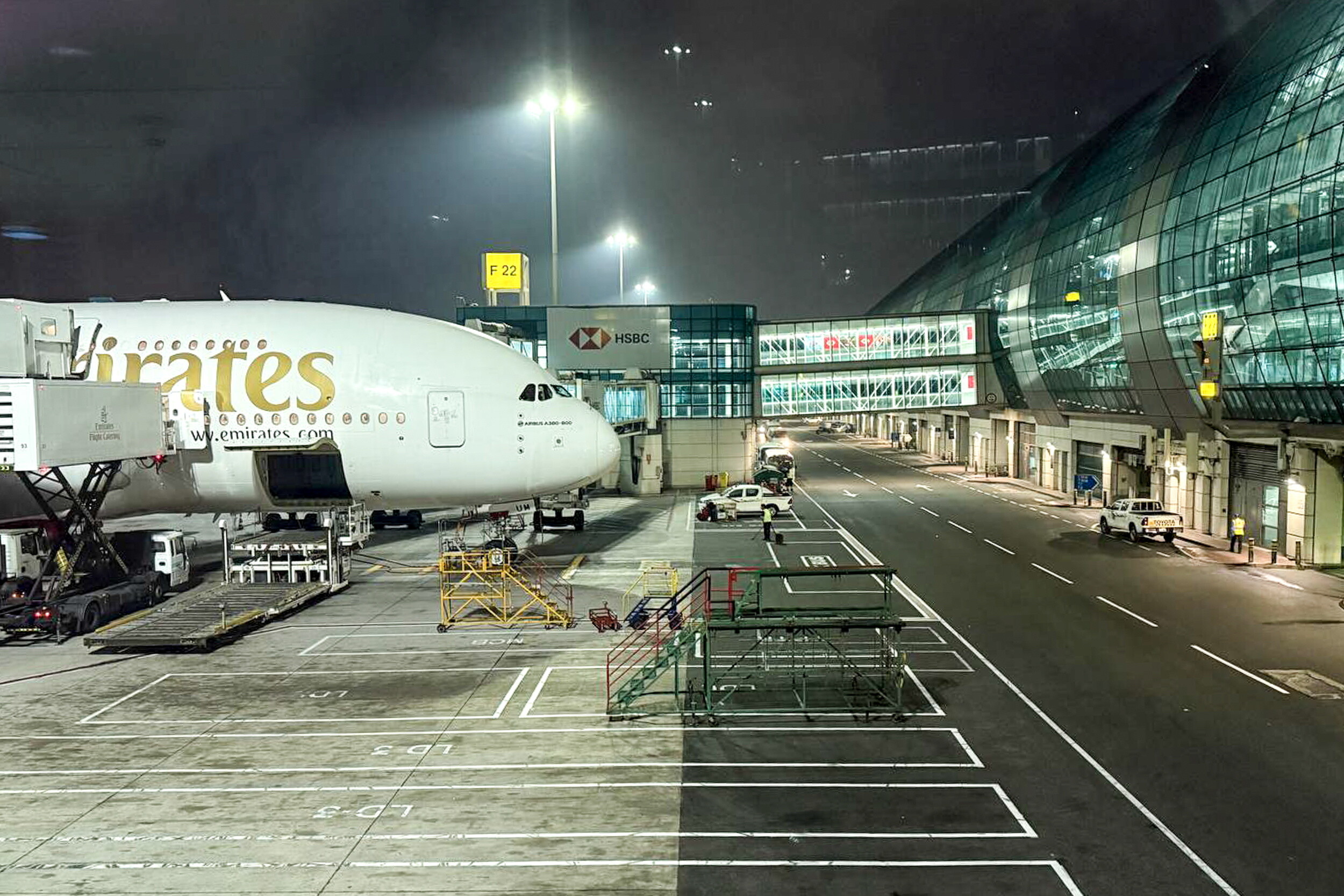 Ein Emirates-Flugzeug auf dem Dubai International Airport.