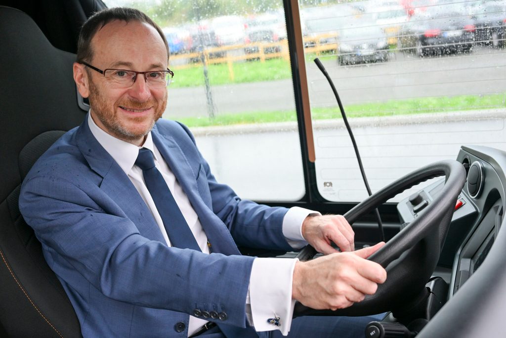 Mann am Steuer eines Busses
