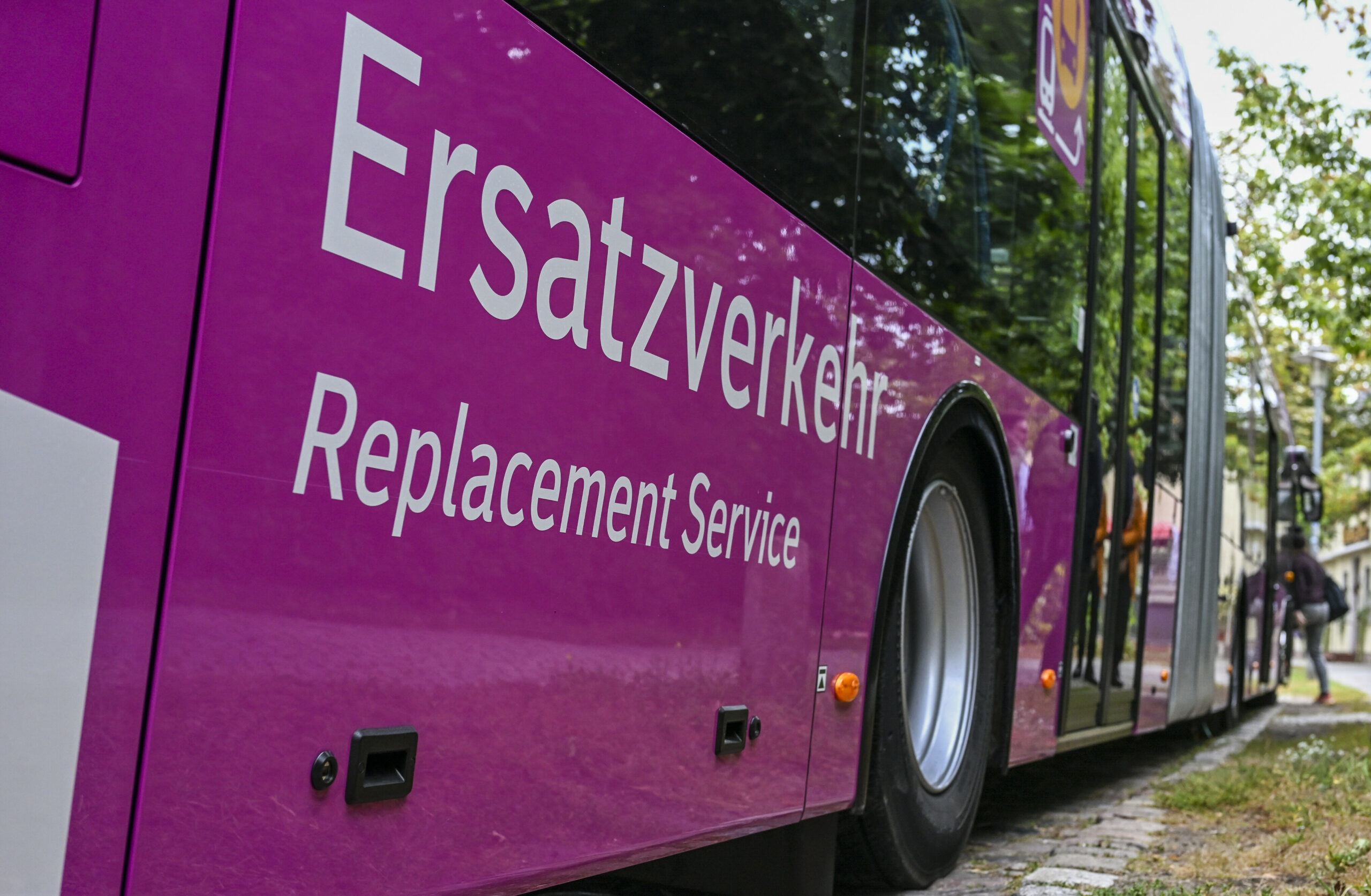 Ein Bus-Ersatzverkehr der Betreibergesellschaft Ecovista steht am Bahnhof.