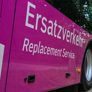 Ein Bus-Ersatzverkehr der Betreibergesellschaft Ecovista steht am Bahnhof.