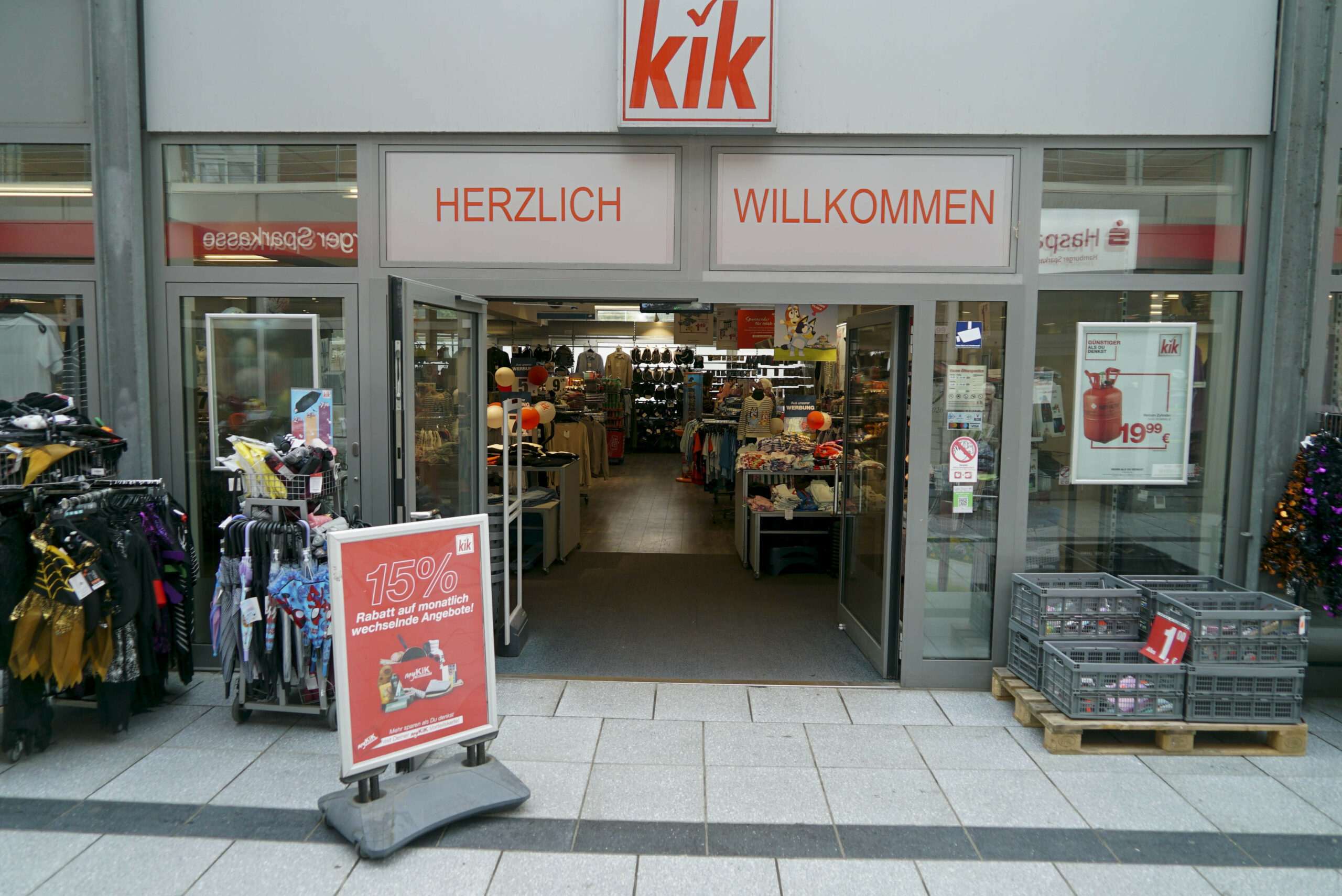 Der Eingang einer Filiale des Textil-Discounters Kik (Archivbild).