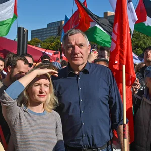 Ines Schwerdtner und Jan van Aken, Vorsitzende der Partei „Die Linke“ auf einer Pro-Palästina-Demo. (Archivbild)