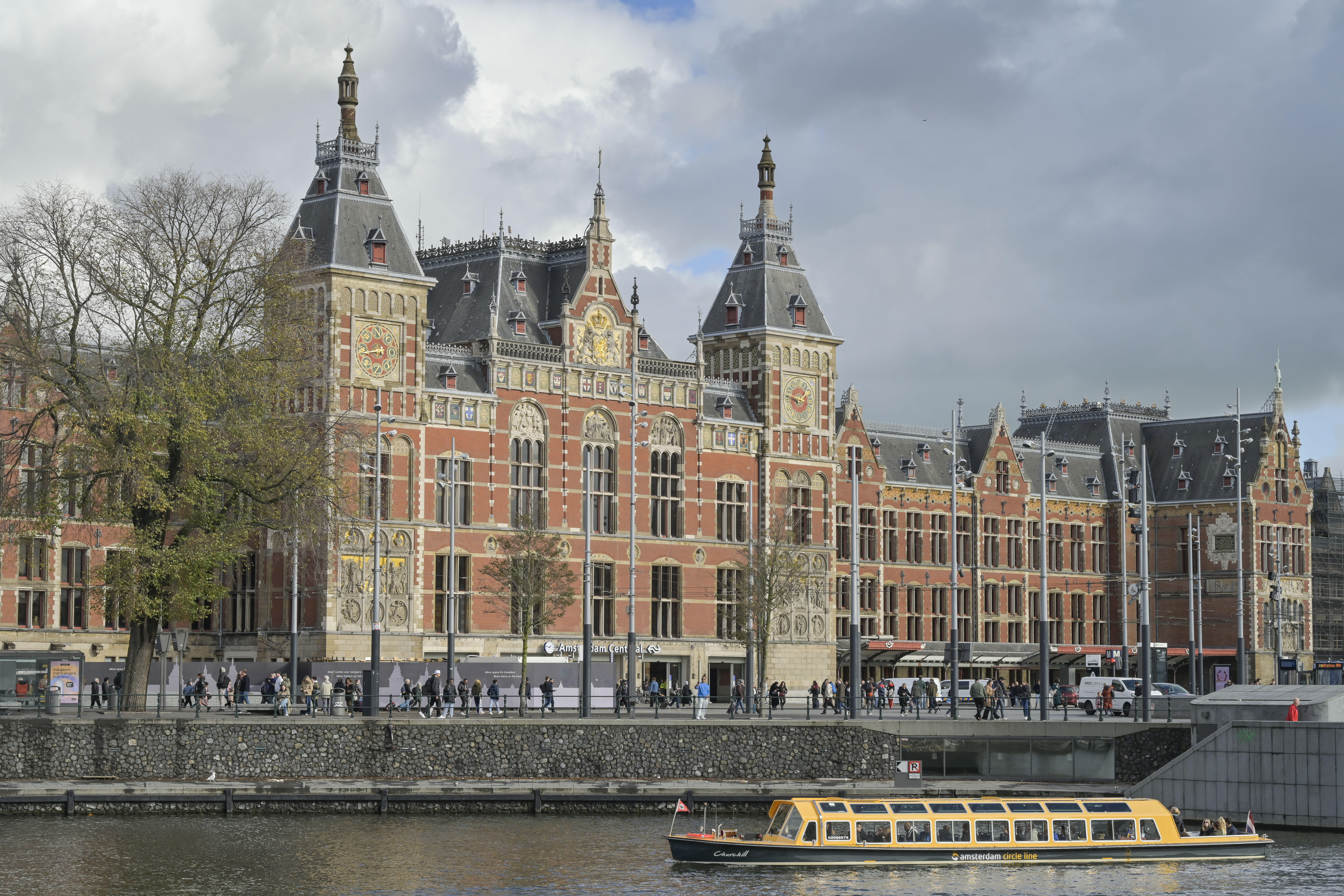 Der Bahnhof Amsterdam Centraal (Hauptbahnhof Amsterdam).