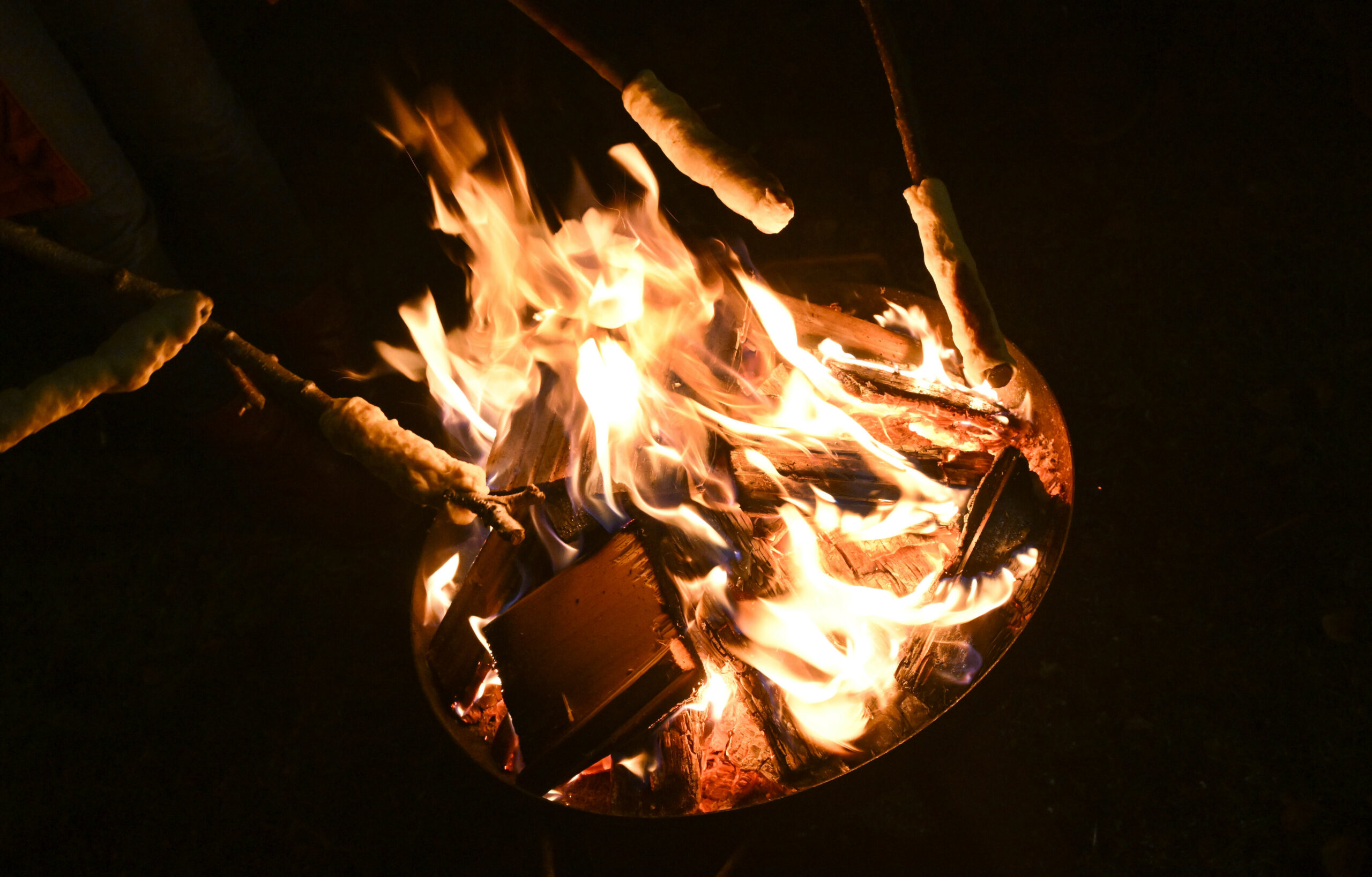 Ein 18-Jähriger wollte mit einer Flasche Brandbeschleuniger das Lagerfeuer entzünden, doch dabei kam es zum Unfall. (Symbolbild)