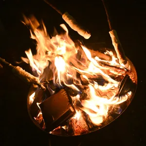 Ein 18-Jähriger wollte mit einer Flasche Brandbeschleuniger das Lagerfeuer entzünden, doch dabei kam es zum Unfall. (Symbolbild)