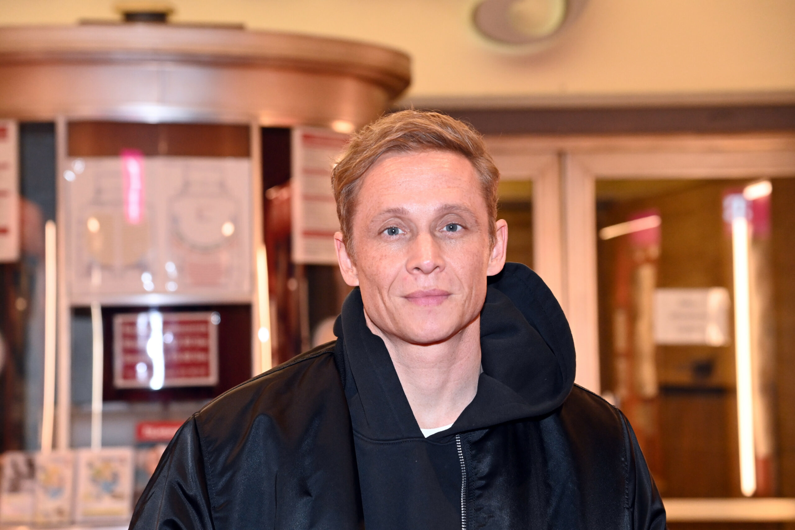 Schauspieler Matthias Schweighöfer begrüßt die Debatte um ein Social-Media-Verbot für Kinder in Deutschland. (Archivbild)