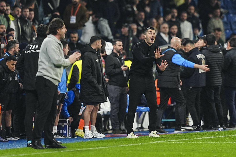 Nuri Şahin coacht an der Seitenlinie