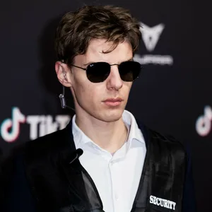 Levi Penell (levihallo) im November 2025 bei der Verleihung der Tiktok-Awards ins Kraftwerk Berlin.