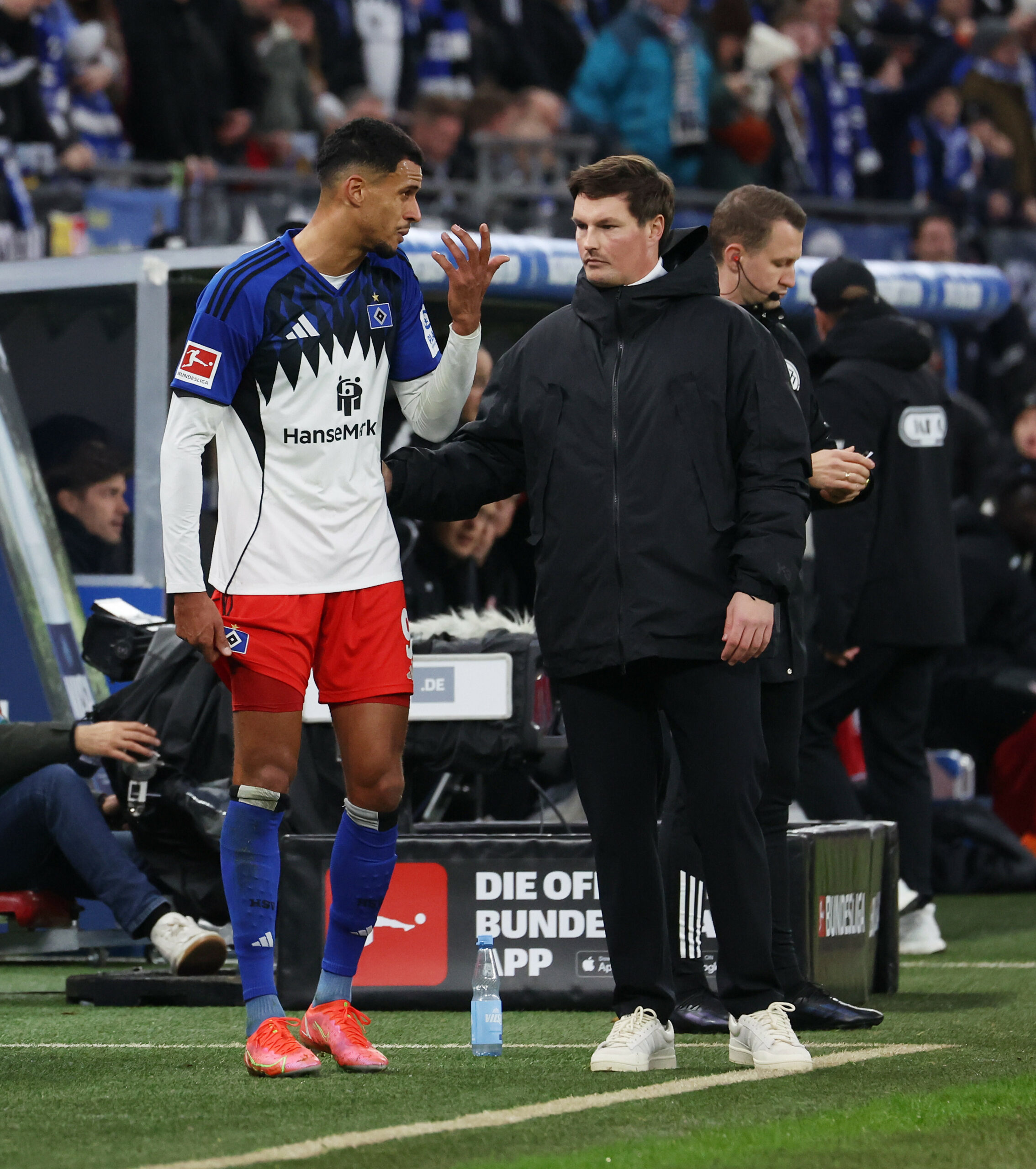 HSV-Trainer Merlin Polzin spricht mit Robert Glatzel
