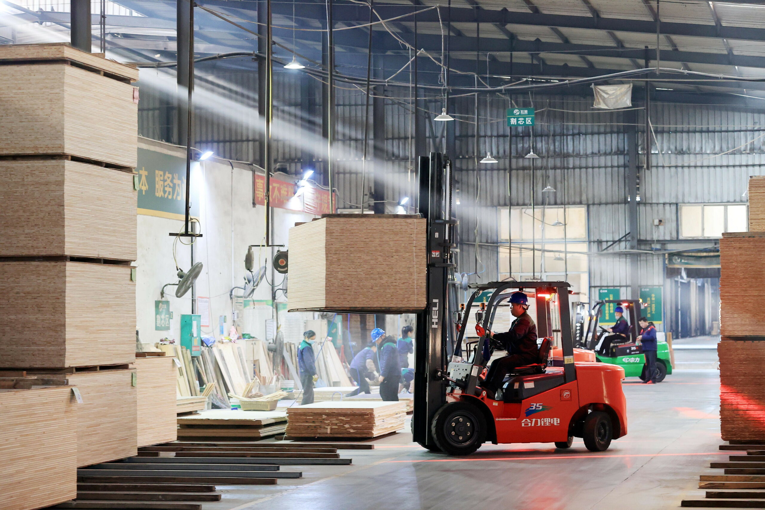 Gabelstapler mit Pappe