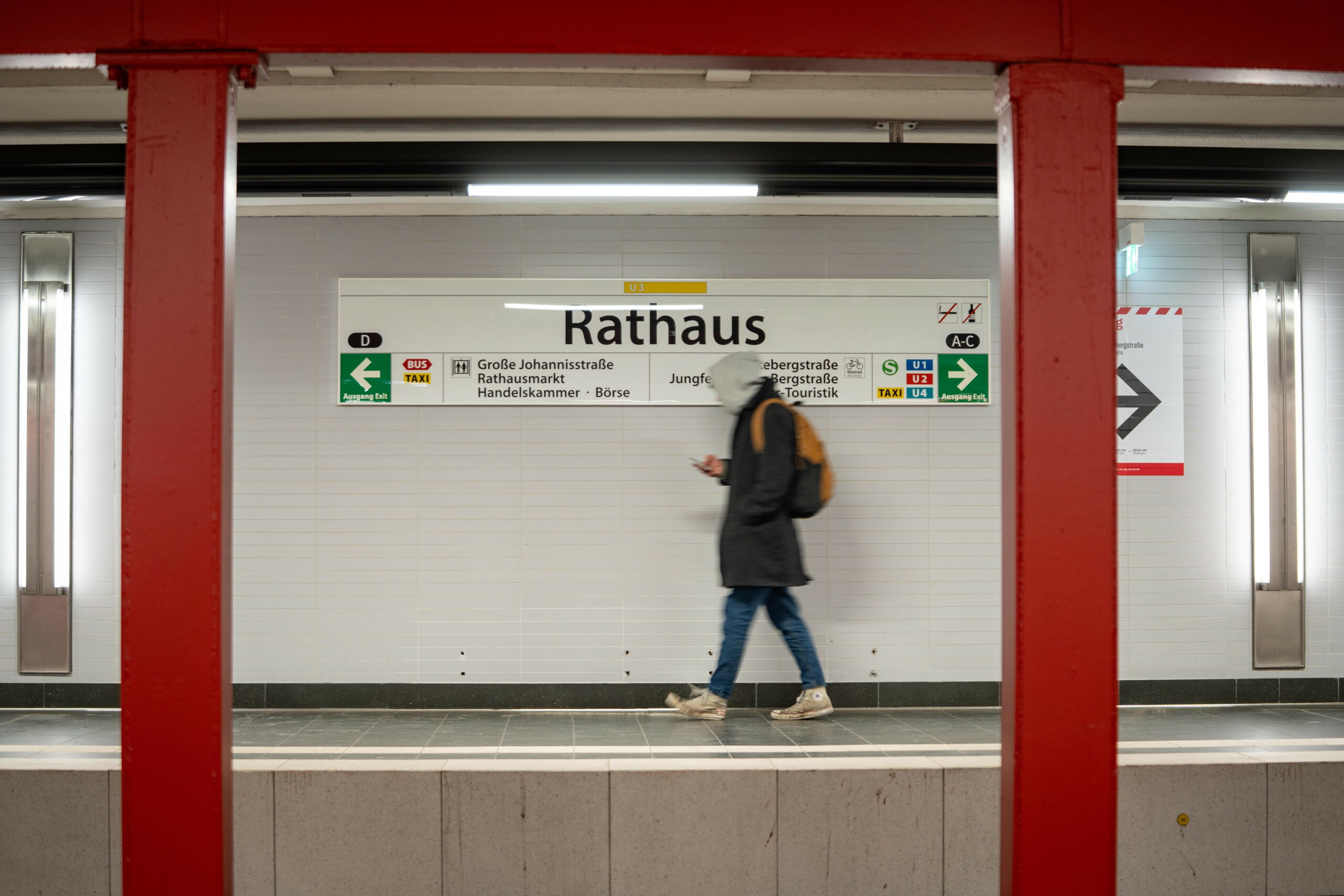 U-Bahnstation Rathaus mit der Linie U3 in der Hamburger Innenstadt