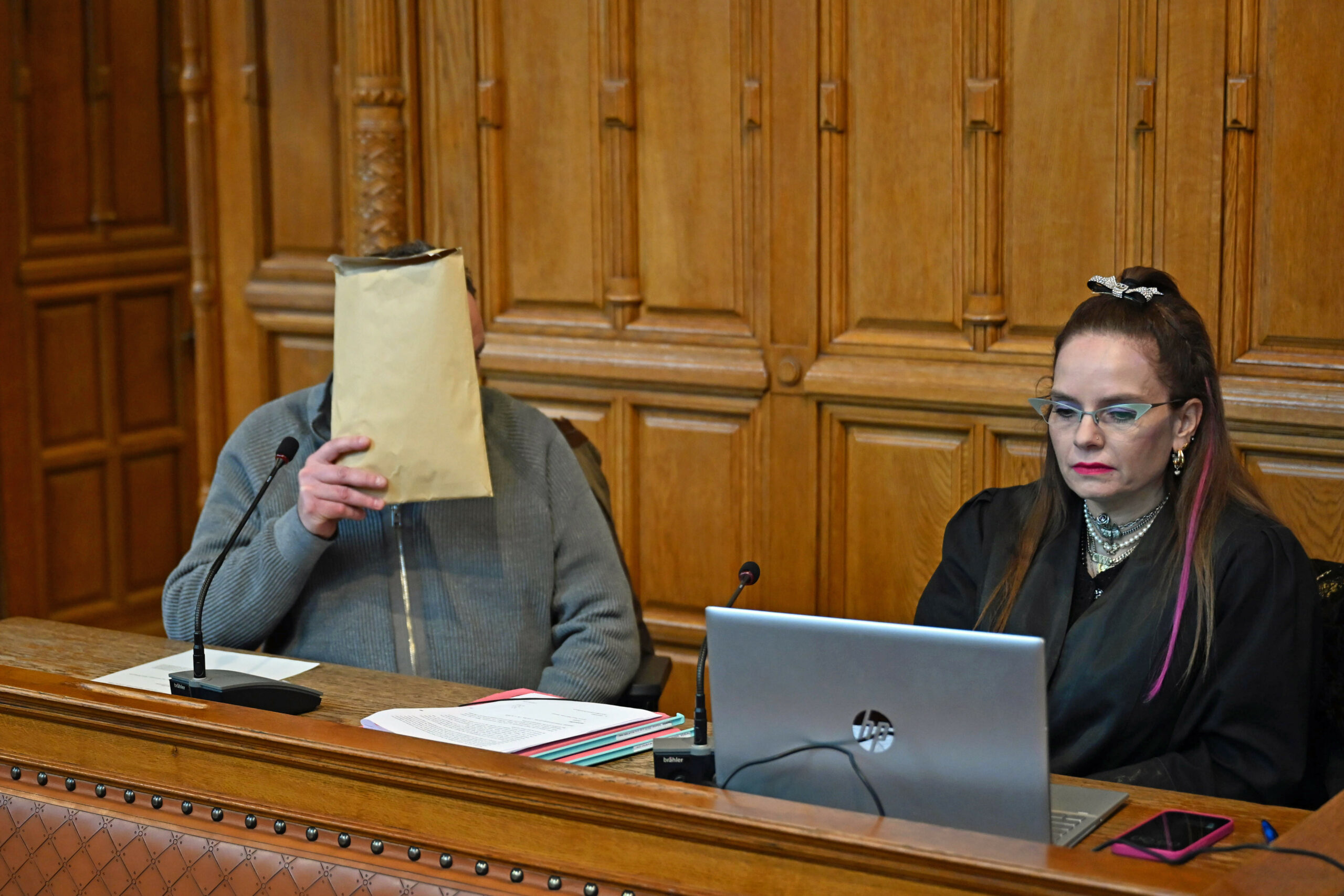 Der Angeklagte sitzt neben seiner Anwältin im Landgericht Bremen.