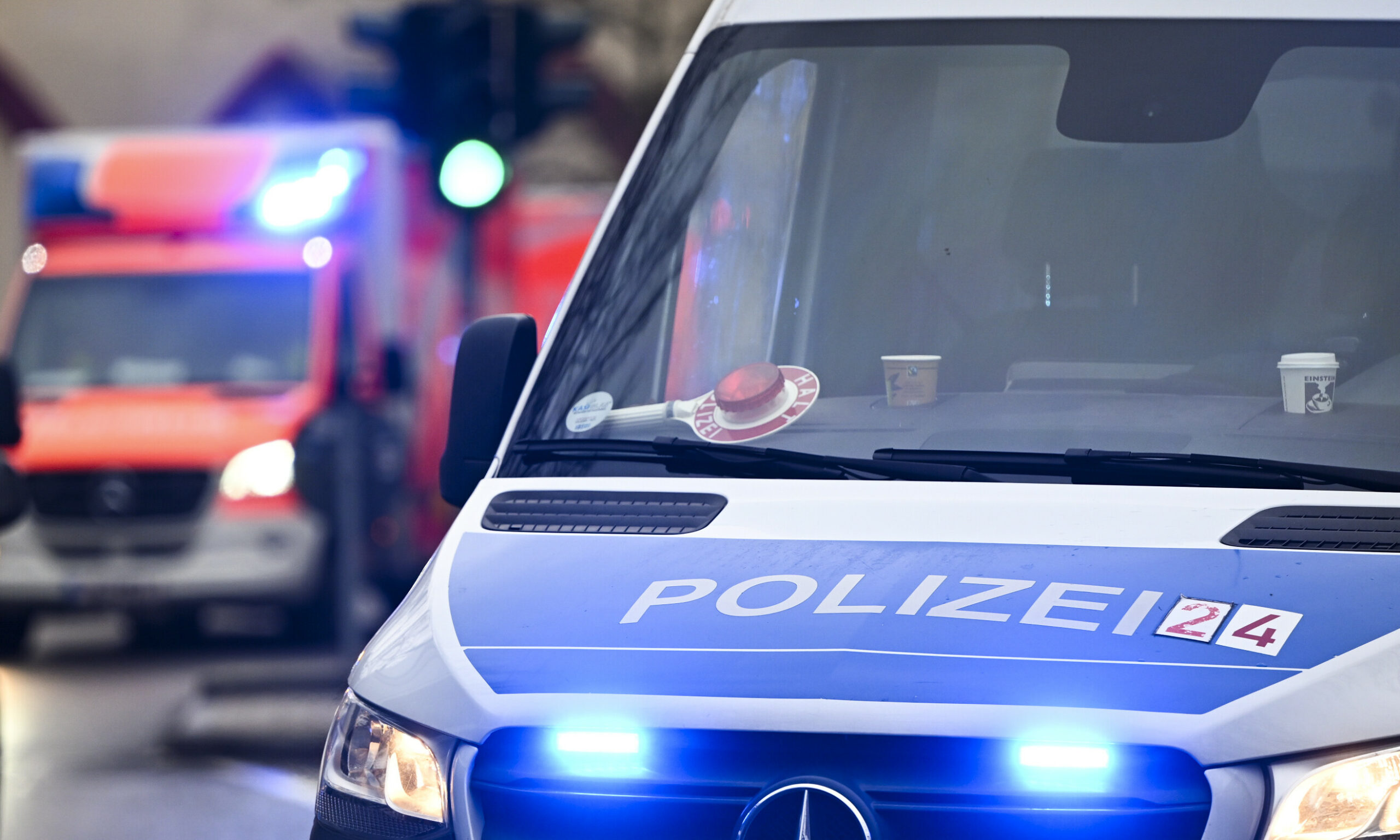 Polizei und Feuerwehr im Einsatz (Symbolbild). Bei Nürnberg wurden drei Leichen in einem Einfamilienhaus gefunden.