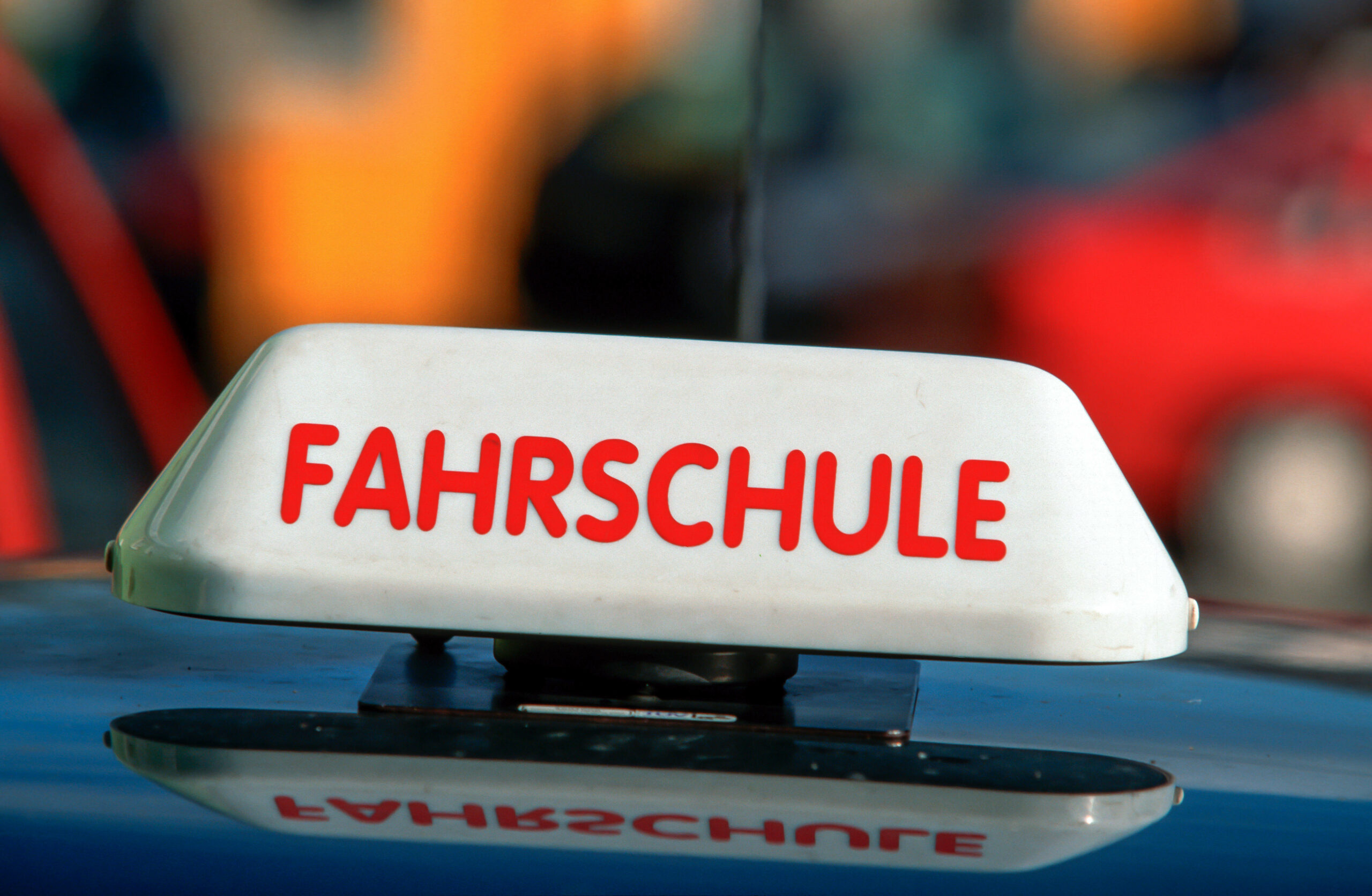Ein Zickzackfahrender Fahrschüler mit 1,3 Promille wurde im Landkreis Emsland während seiner Fahrstunde gestoppt (Symbolbild)