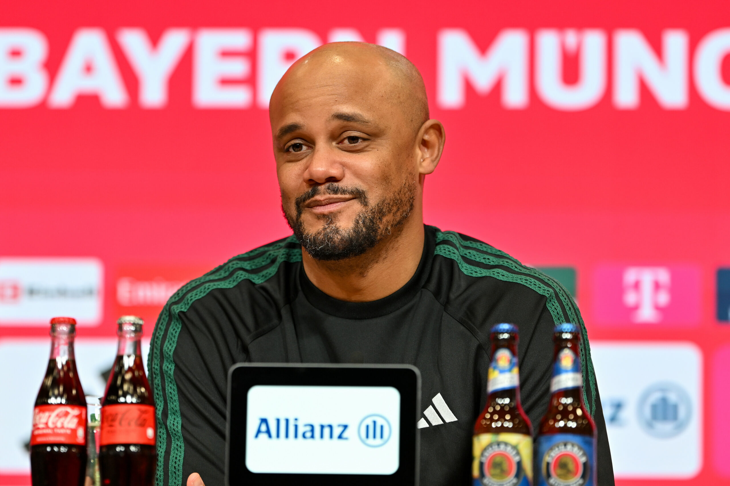 Vincent Kompany lächelnd bei einer Pressekonferenz