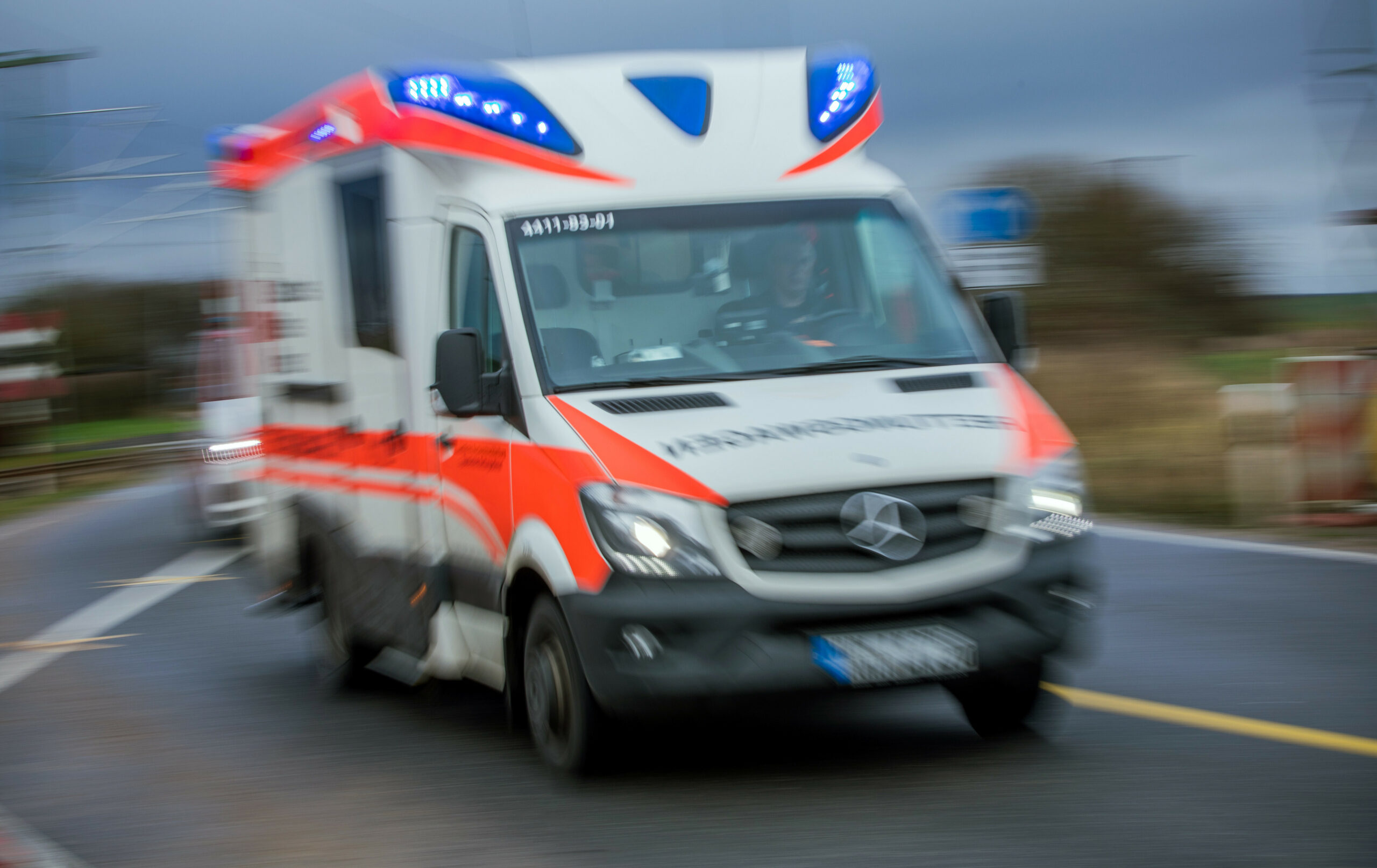 Ein Krankenwagen mit Blaulicht.