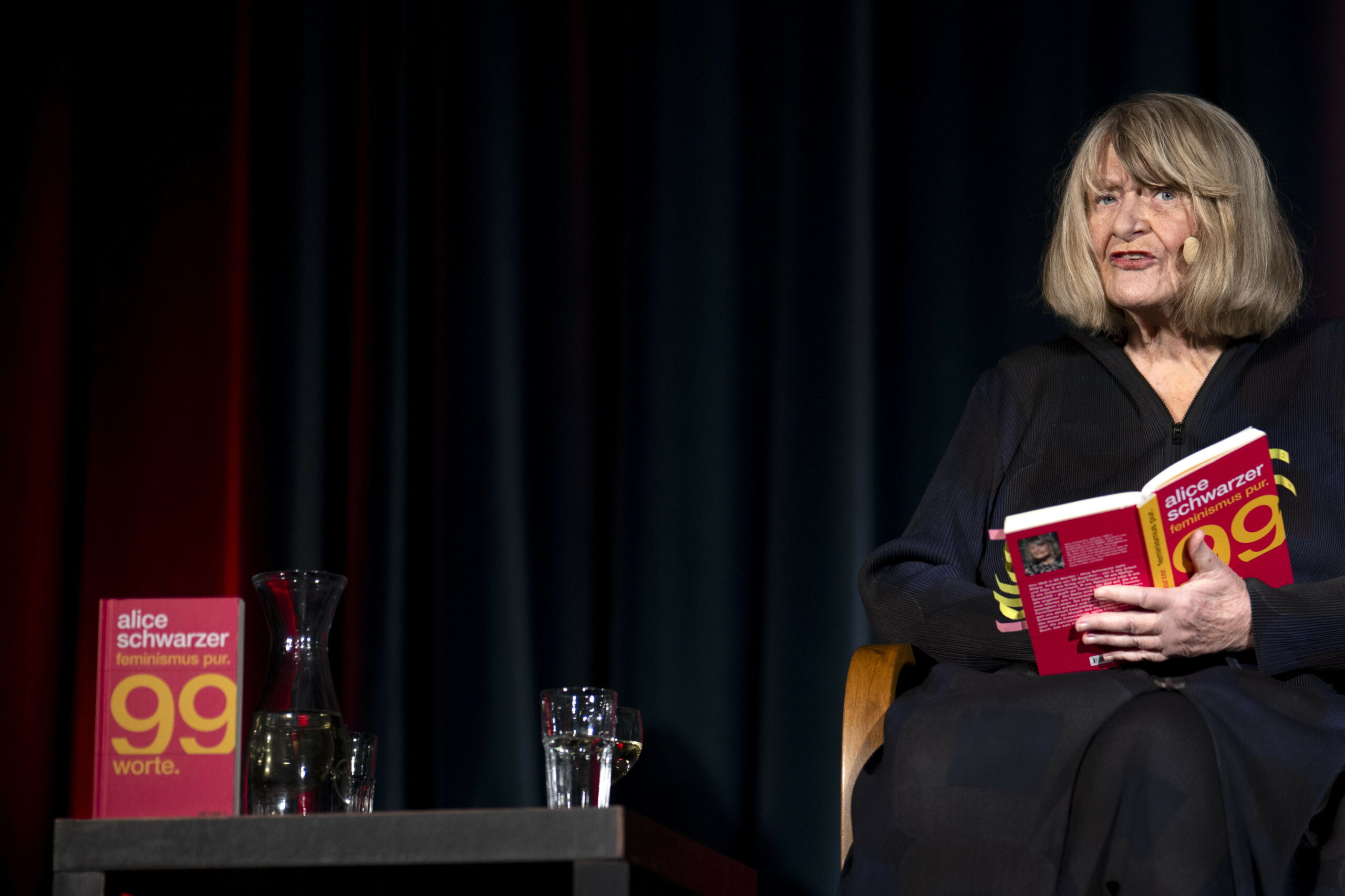 Alice Schwarzer bei einer Lesung