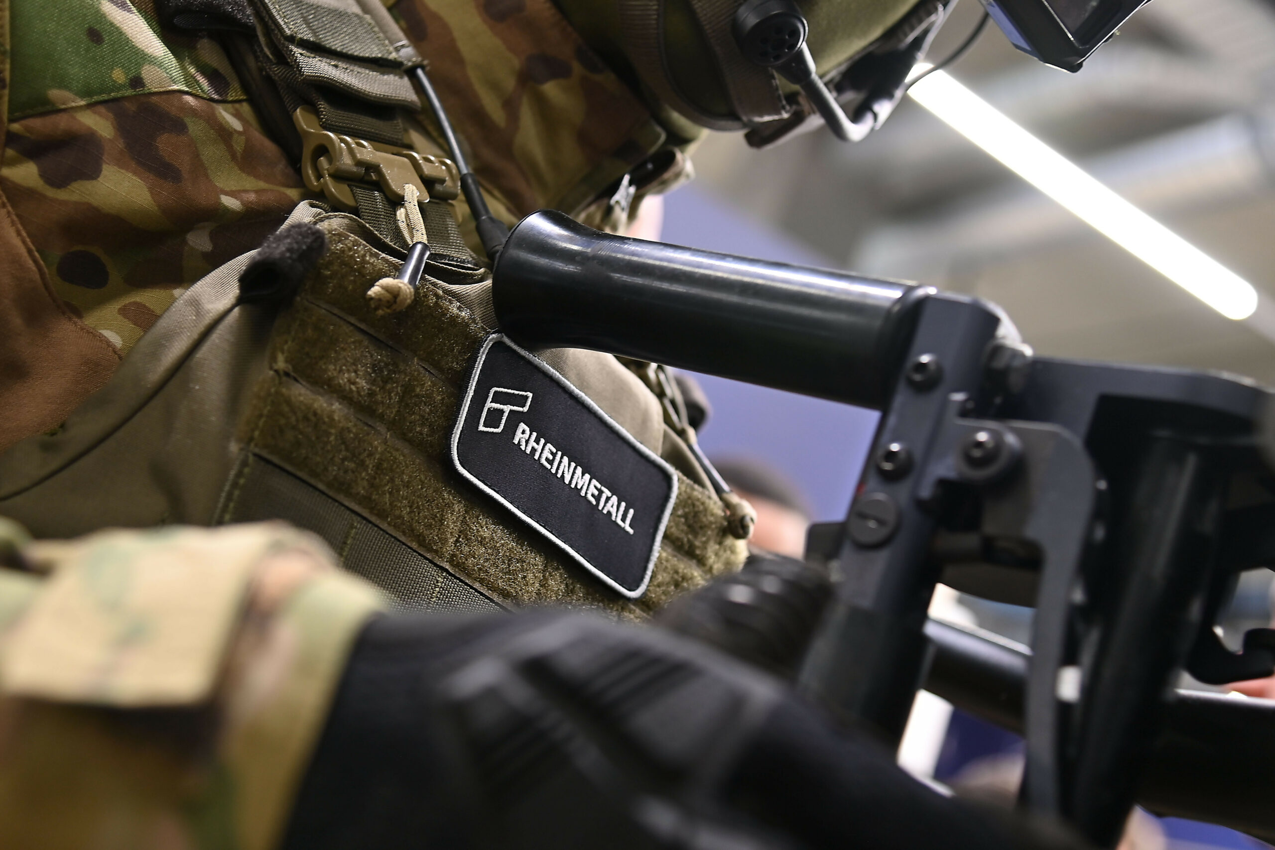 Das Rheinmetall-Firmenlogo an einer Uniform.