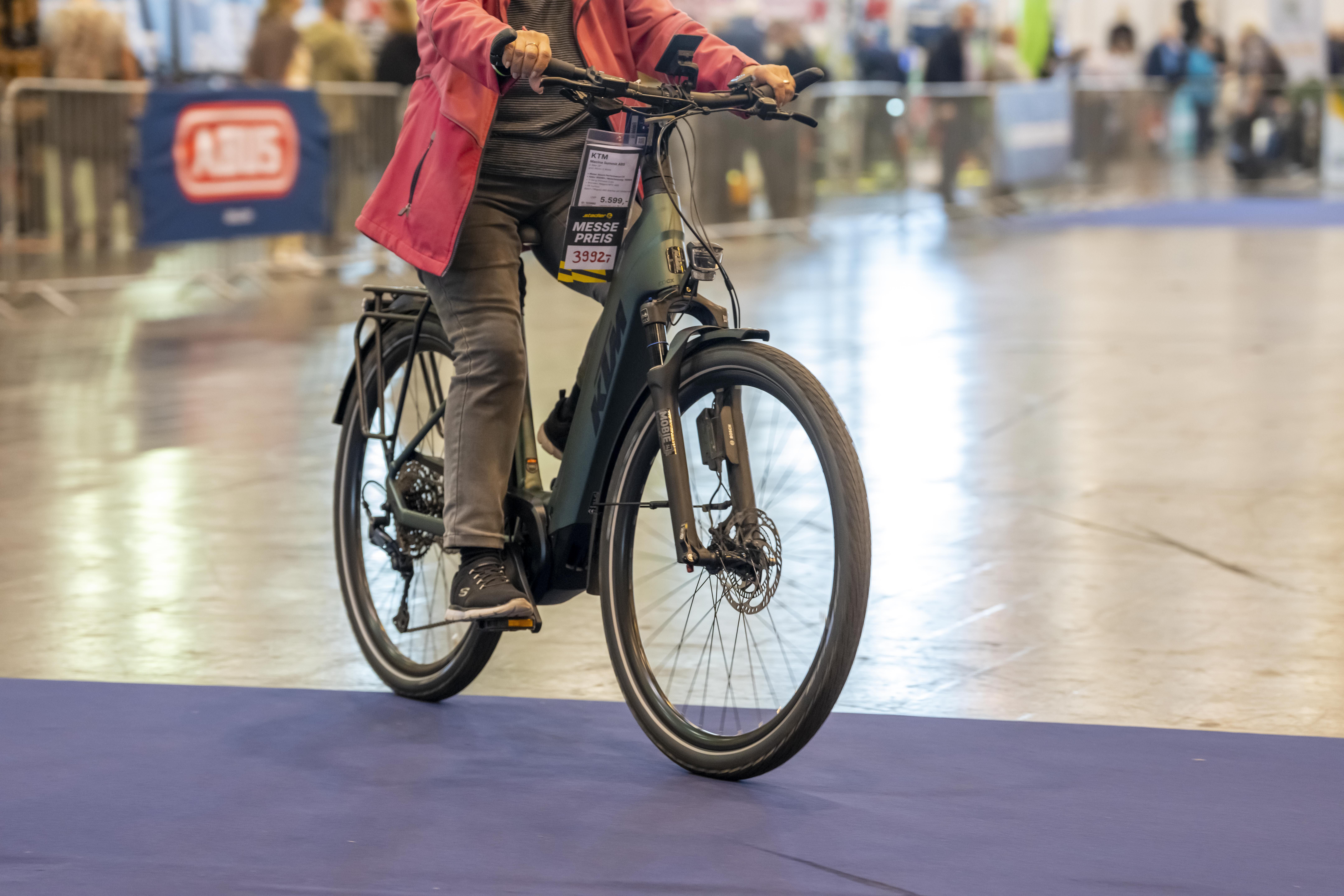 Eine Person fährt eine neues Fahrrad Probe.