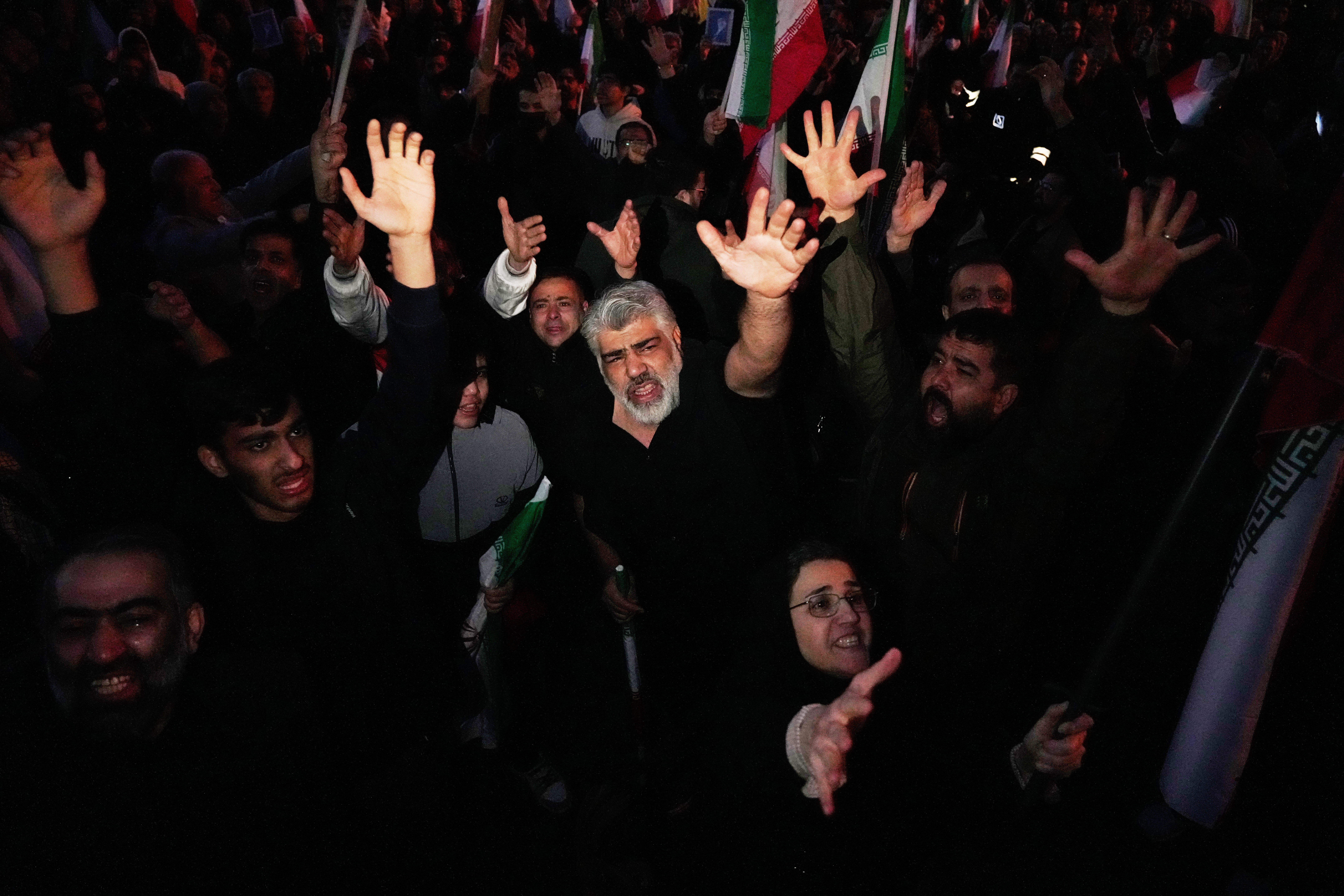 Anhänger der Regierung in Teheran versammeln sich in Trauer um den getöteten Führer Ajatollah Ali Chamenei.