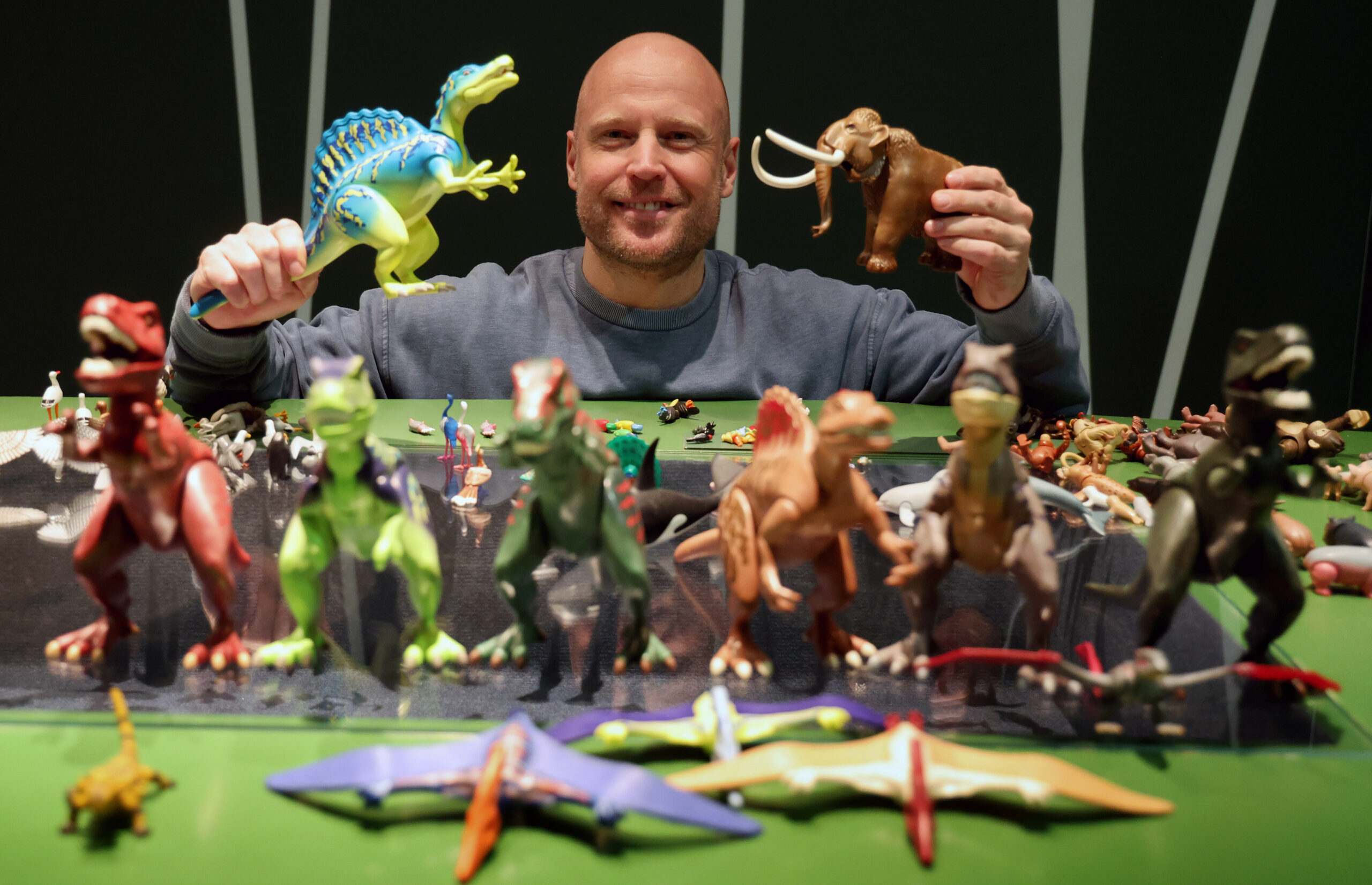 Oliver Schaffer beim Aufbau seiner neuen Ausstellung „Die Evolution der Tiere mit Playmobil“ im Zoo Rostock.