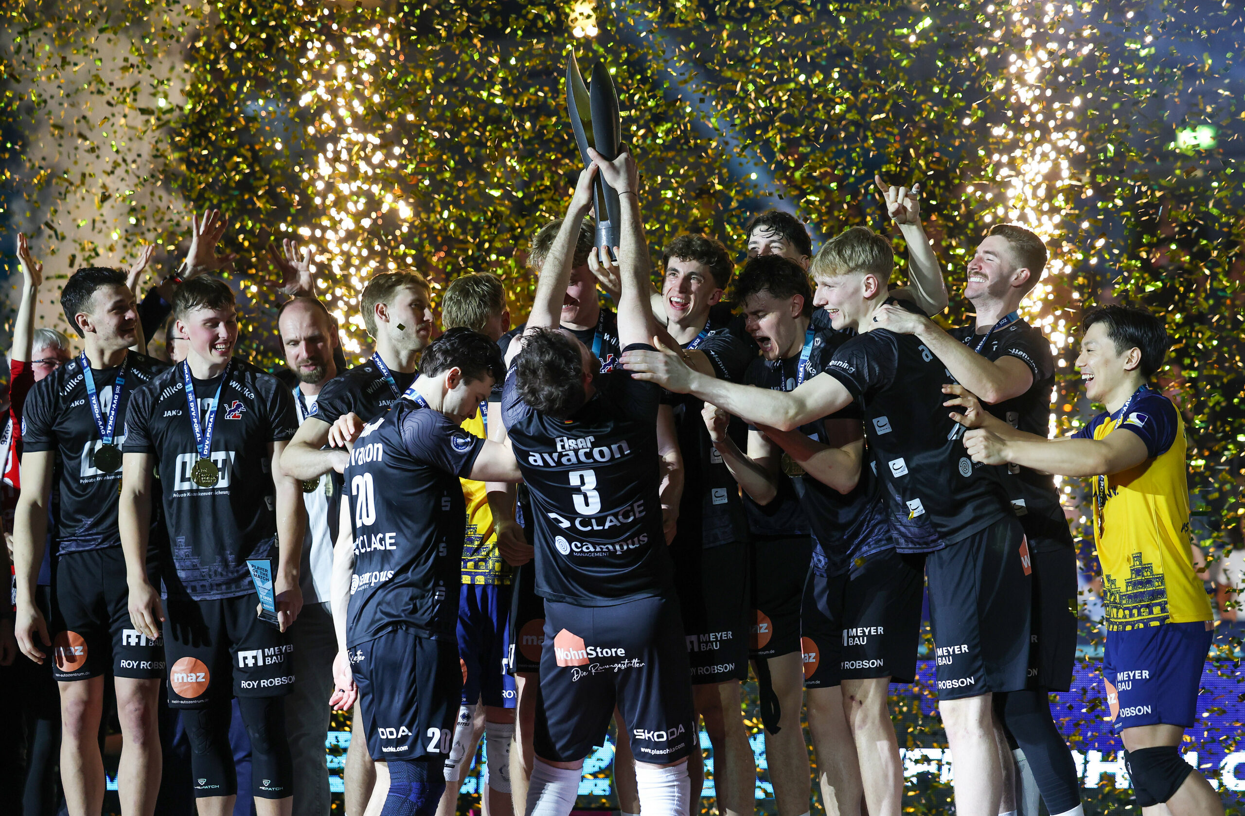 Die SVG Lüneburg gewinnt den Volleyball-Pokal und streckt ihn bei der Feier in die Höhe.