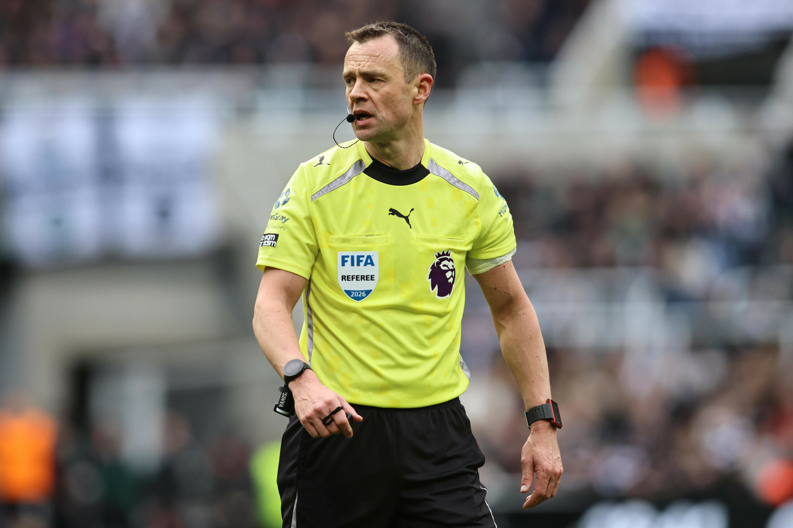 Stuart Attwell leitet ein Fußballspiel.