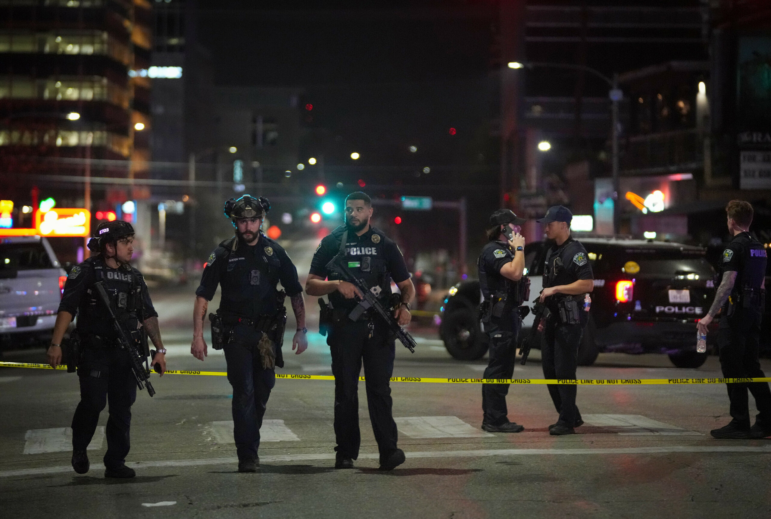 Polizeibeamte aus Austin arbeiten am Tatort in der West Sixth Street nach Schüssen vor der Bar Buford's in der Innenstadt von Austin.