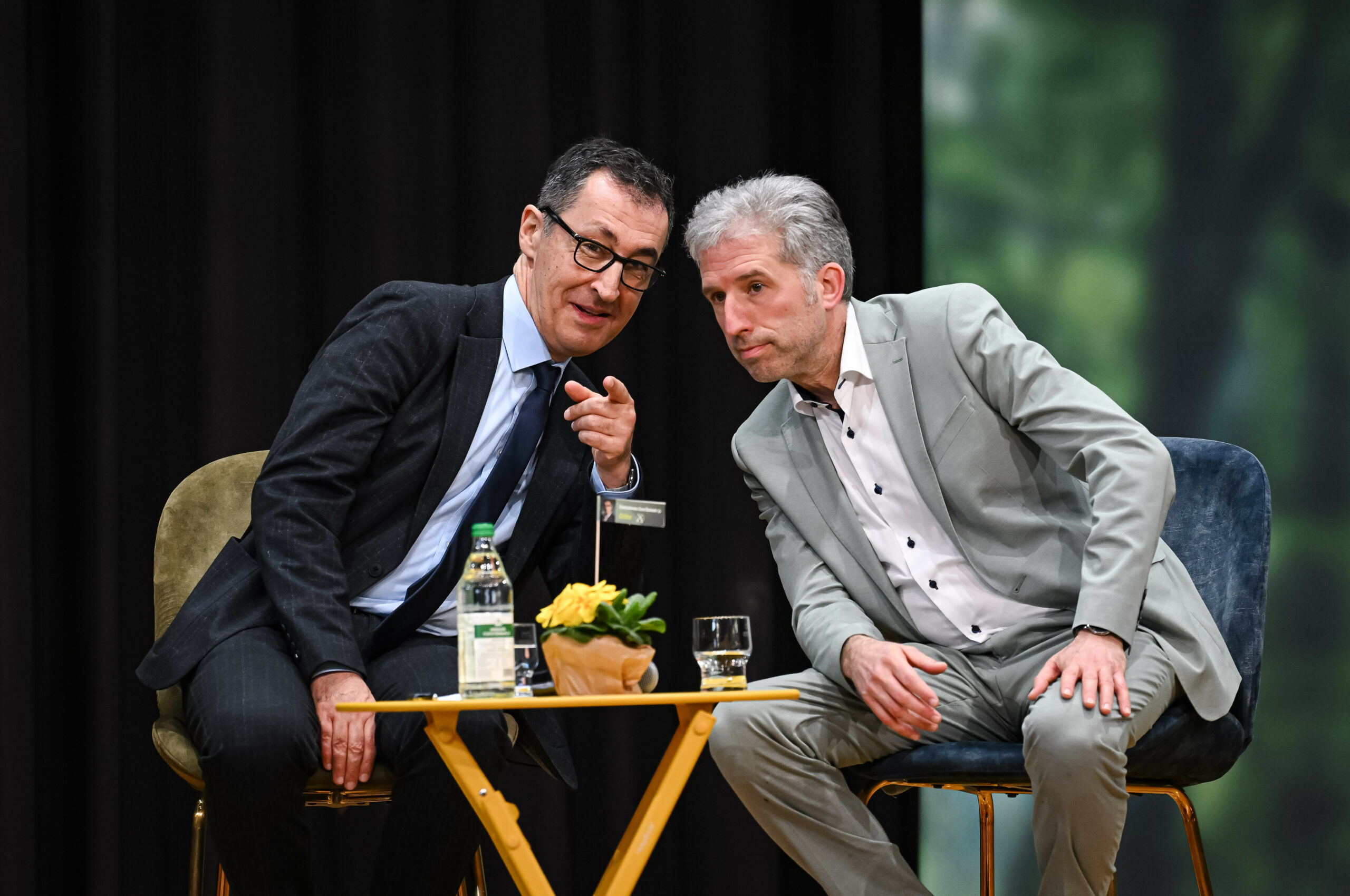 Cem Özdemir (l, Bündnis 90 / Die Grünen) mit Tübingens Oberbürgermeister Boris Palmer auf einem Wahlkampf-Termin in Ostrach.
