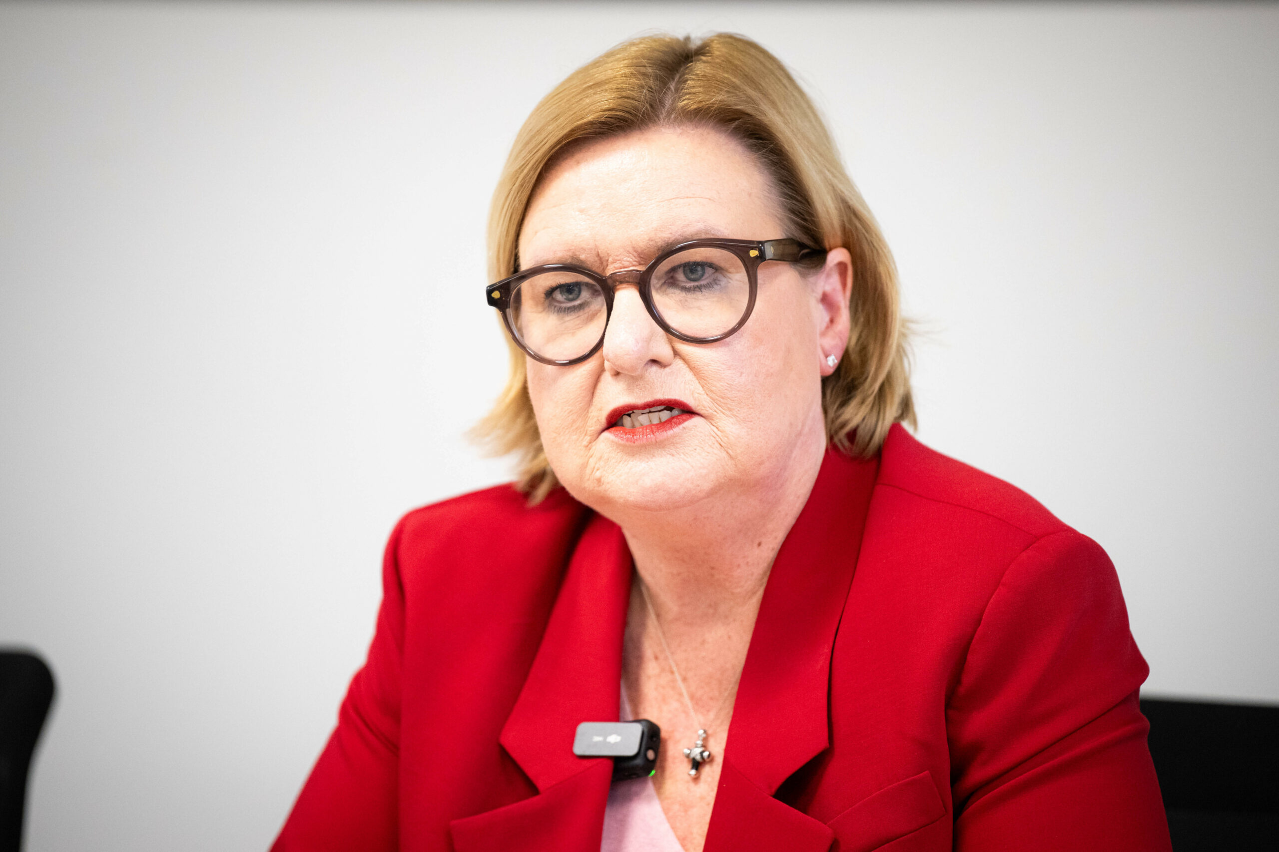 Eva Högl (SPD), Innensenatorin von Bremen bei einer Pressekonferenz. (Archivbild)