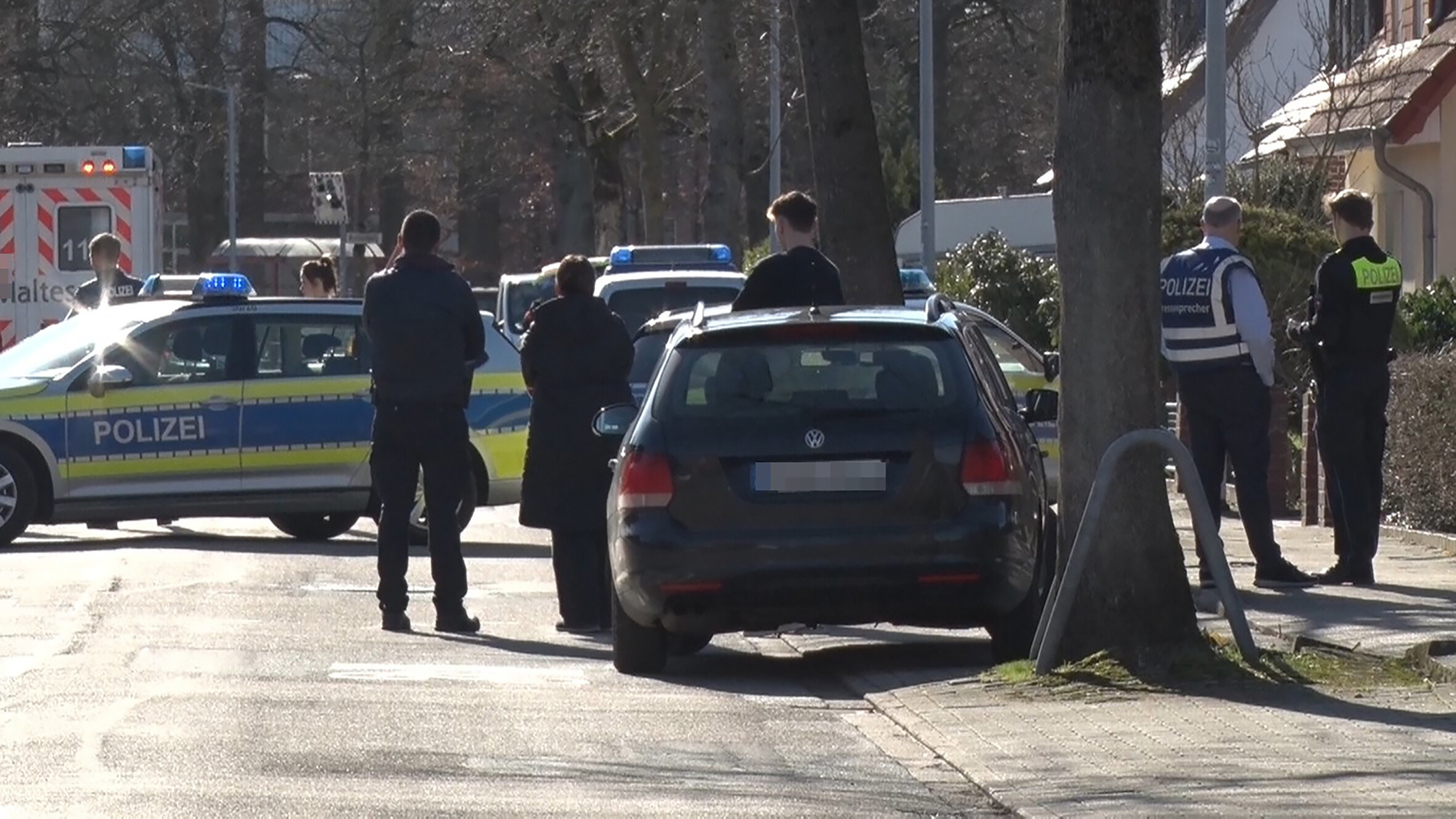 Polizei vor Wohnhaus