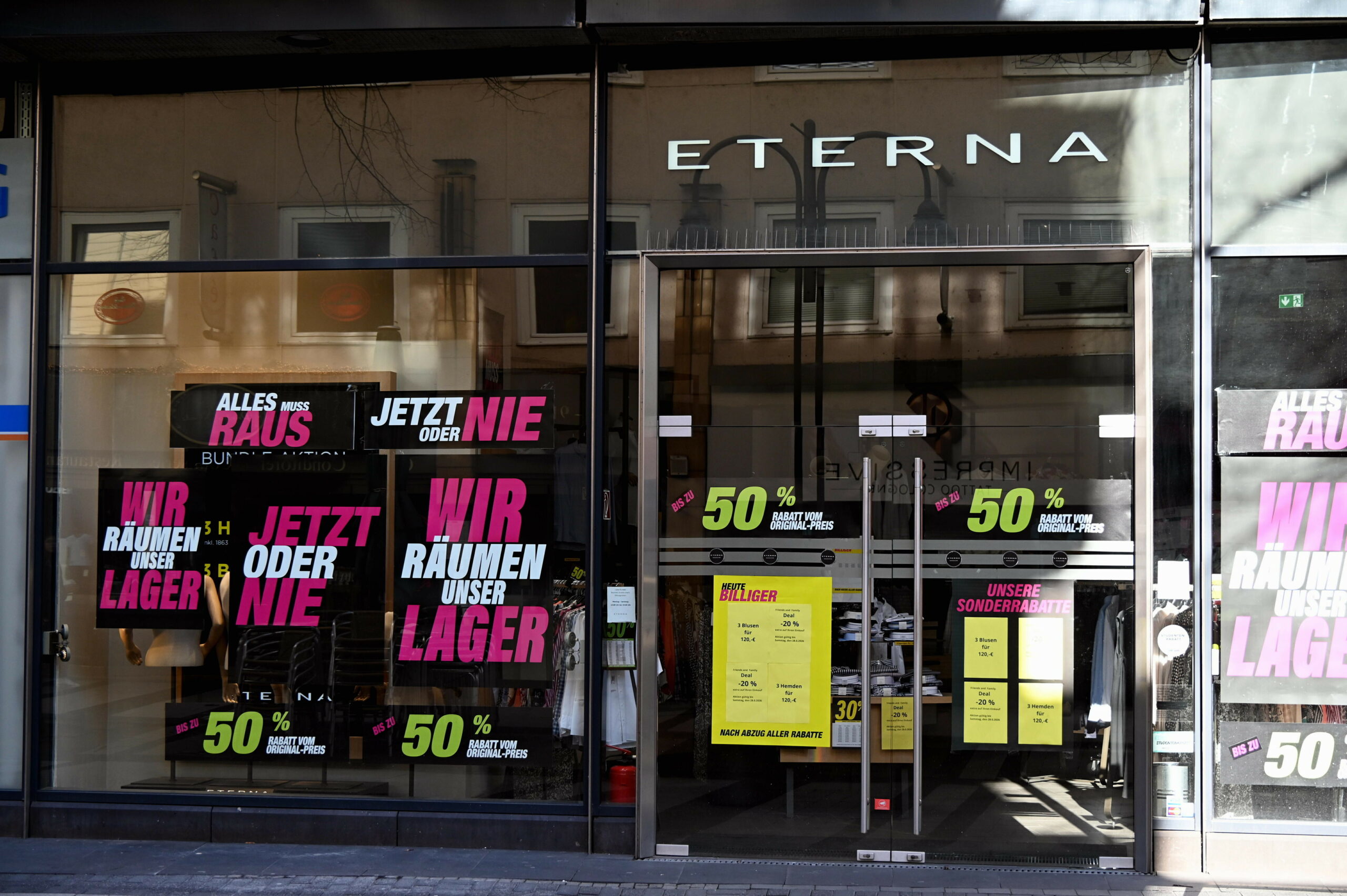 Ausverkauf in einer Eterna-Filiale: Der traditionsreiche Hemdenhersteller ist pleite, alle Rettungsversuche sind gescheitert.