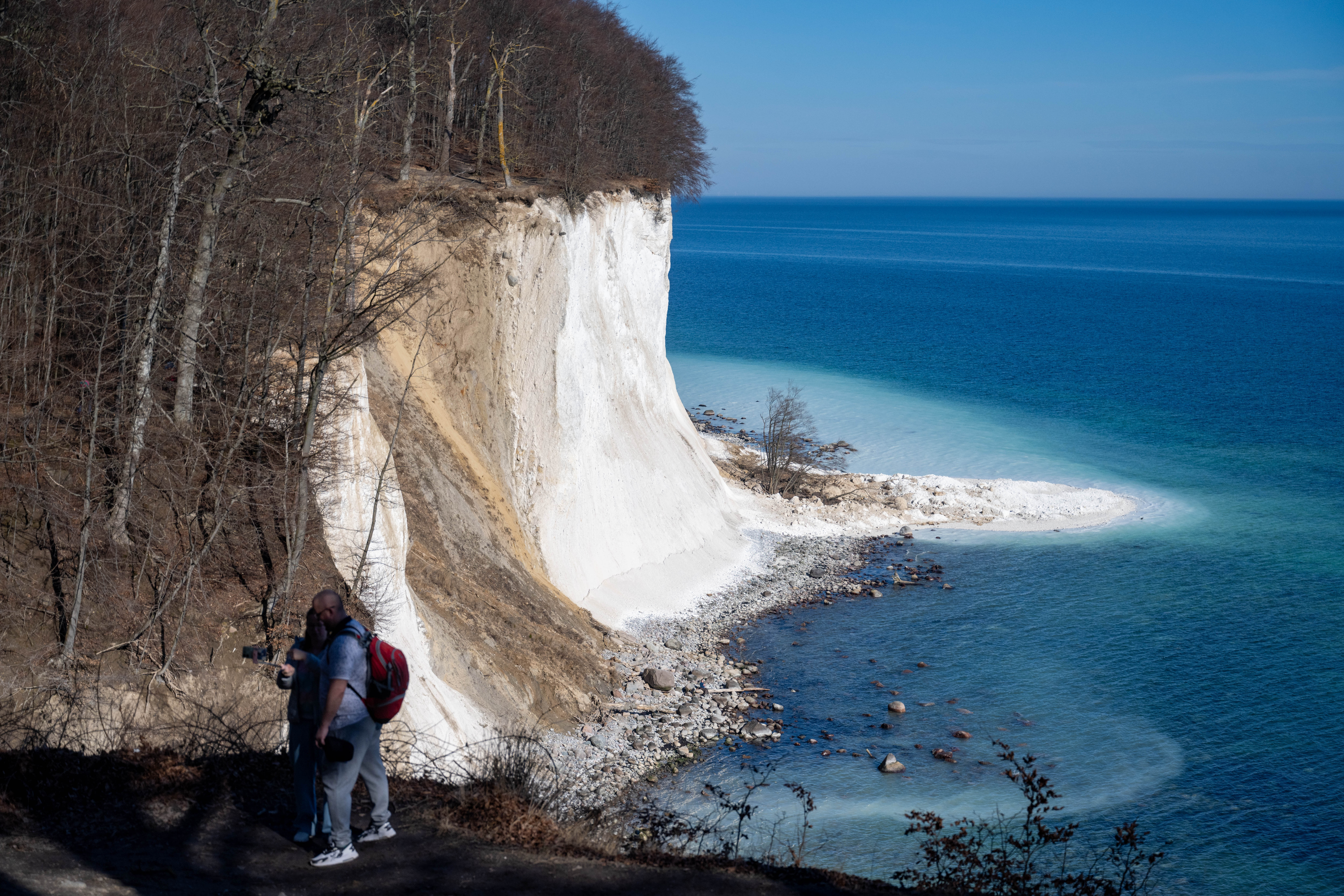 Blick über den Strand der Steilküste des Nationalparks Jasmund zum Kreideklippenabbruch auf der Insel Rügen.