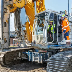 Katharina Fegebank im Führerhaus eines Baustellenfahrzeugs