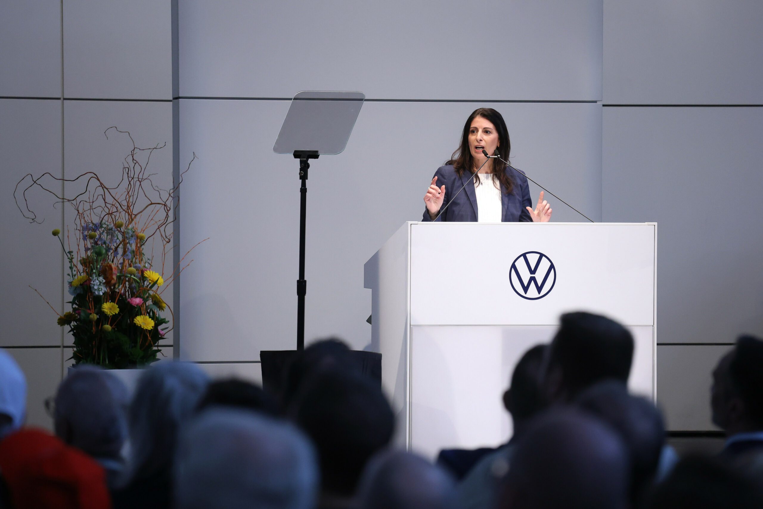 Die VW-Betriebsratsvorsitzende Daniela Cavallo bei ihrer Rede auf der Betriebsversammlung im Stammwerk des Konzerns.