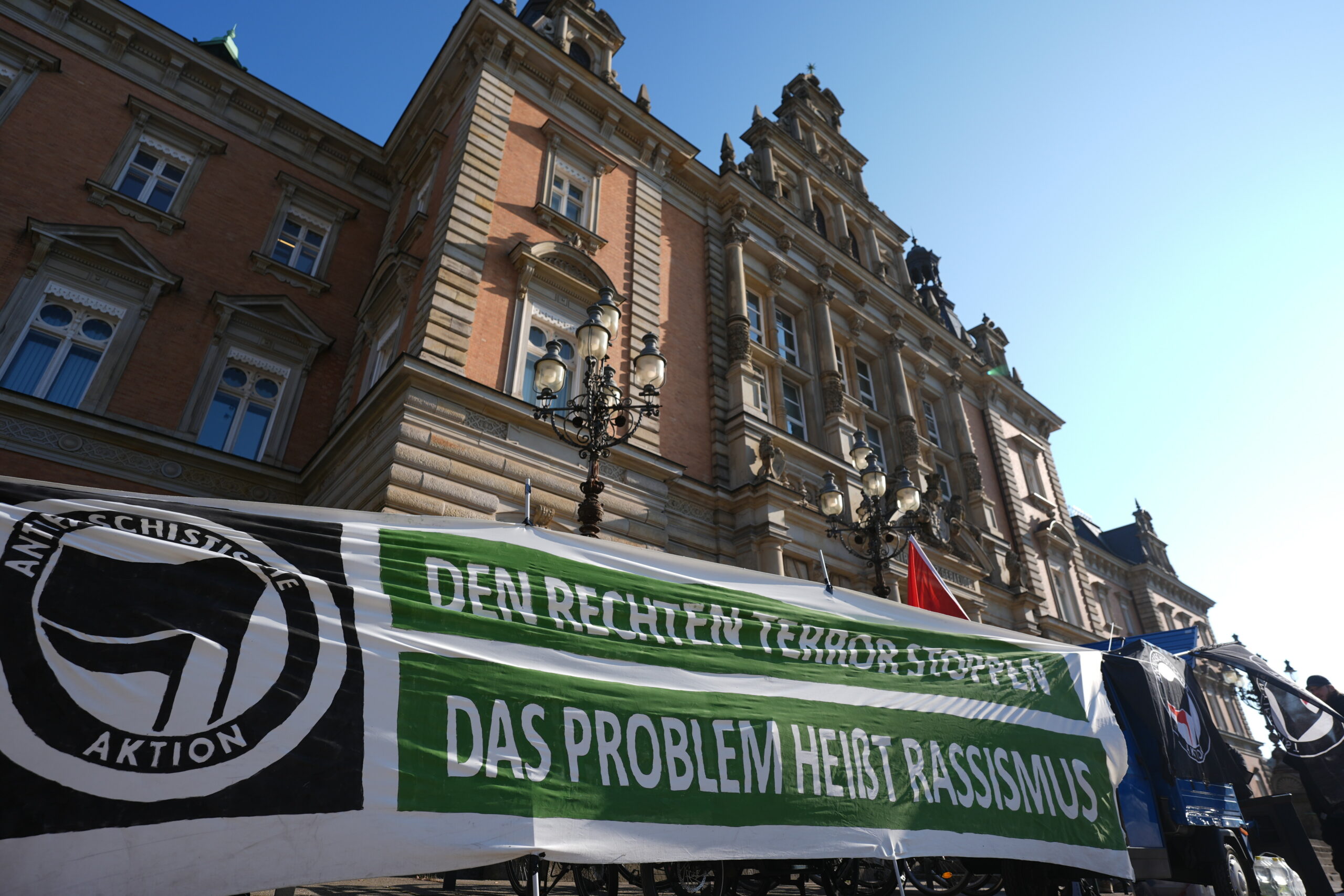 Ein Banner vor dem Hamburger Landgericht: Darauf steht: „Den rechten Terror stoppen. Das Problem heißt Rassismus.“