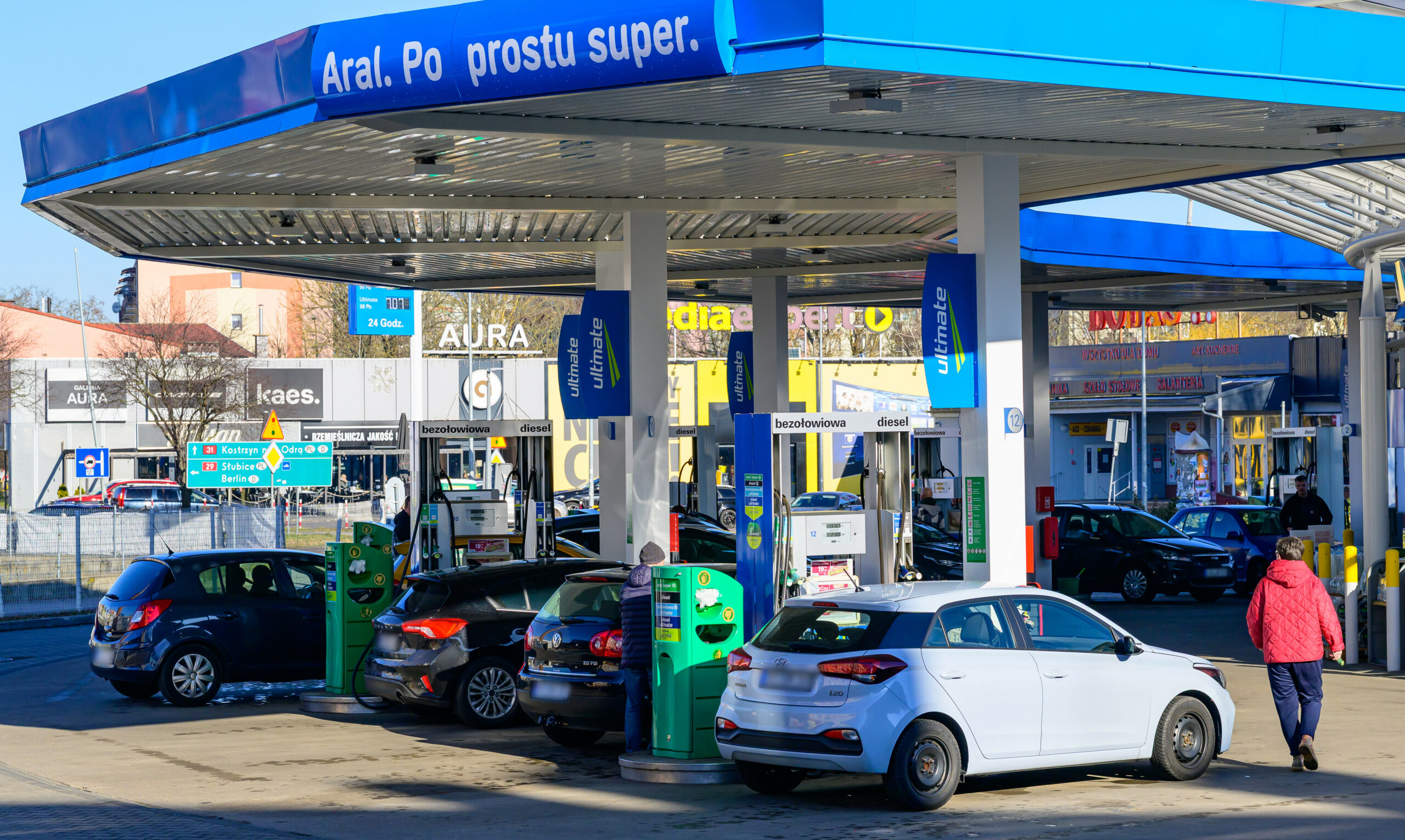 Fahrzeuge mit deutschen Kennzeichen stehen an einer Tankstelle im polnischen Słubice.