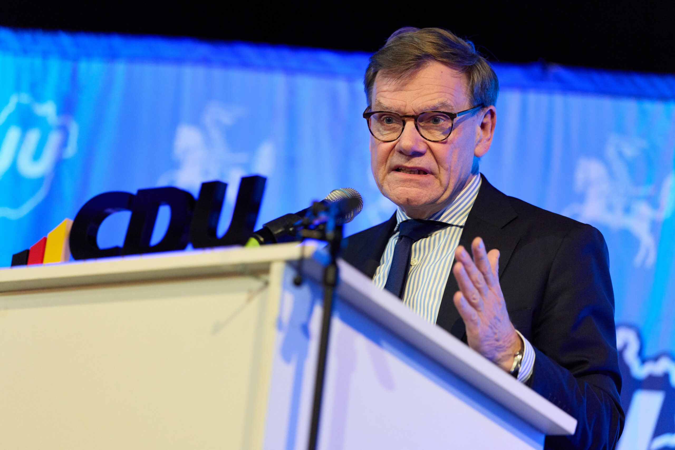 Johann Wadephul an einem Rednerpult