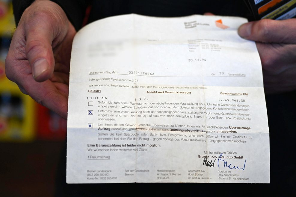 Oliver Intemann zeigt seinen Lottoschein von 1994.