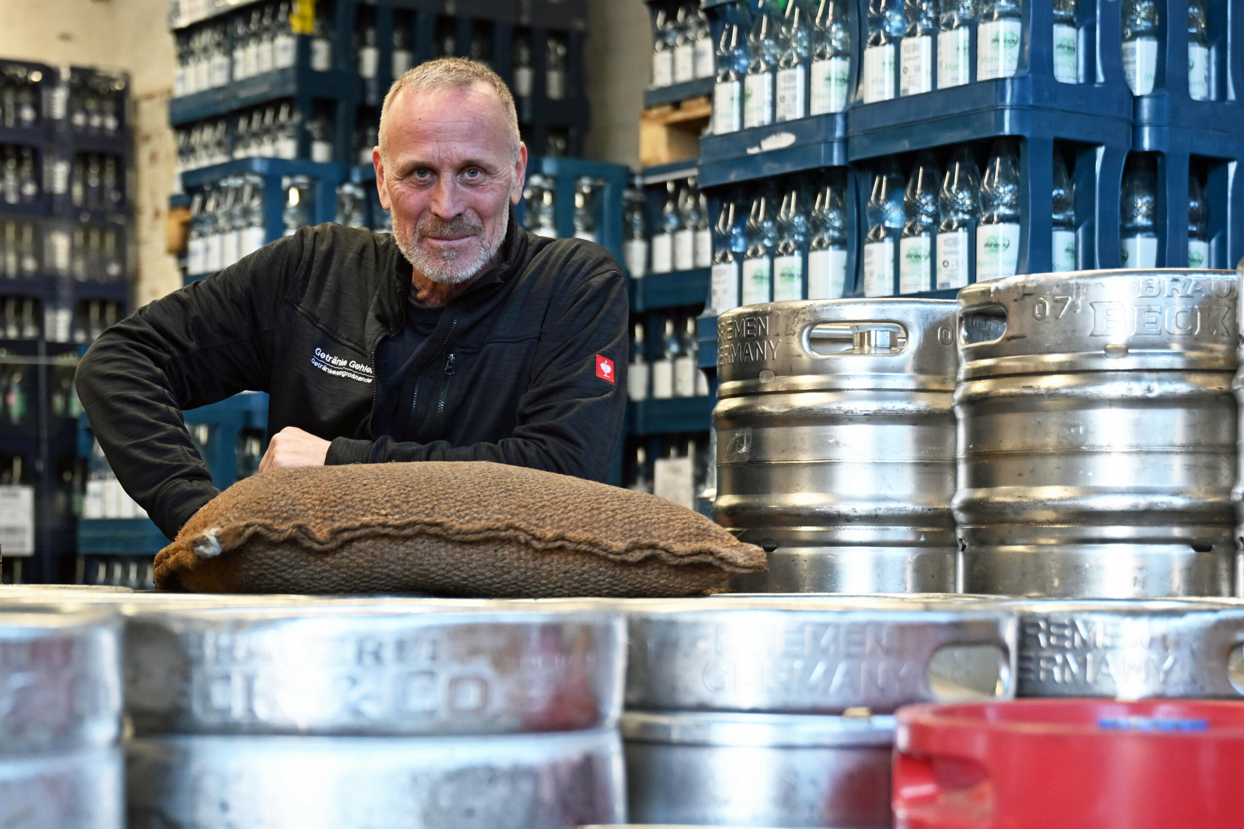 Oliver Intemann in einem Getränkemarkt