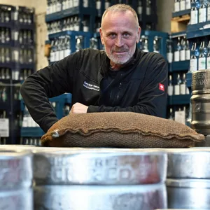 Oliver Intemann in einem Getränkemarkt