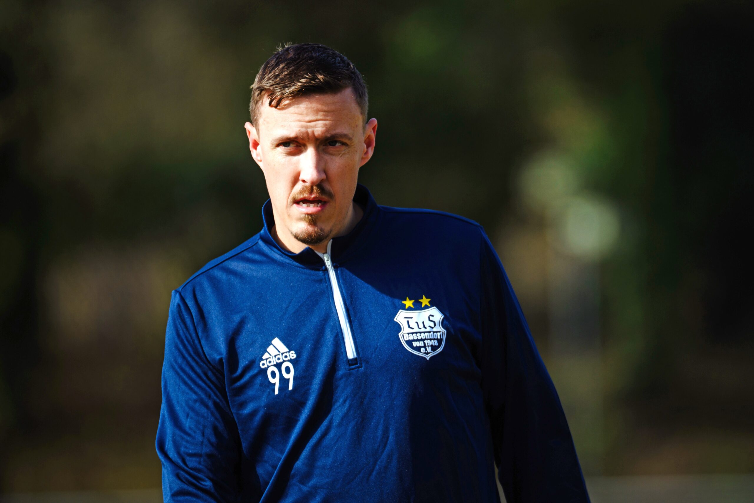 Max Kruse in Klamotten seines Vereins TuS Dassendorf