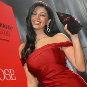 Rose Mondy steht nach dem Finale der "Miss Germany Awards" 2026 im Bavaria Film Gelände als neue Miss Germany 2026 auf der Bühne.