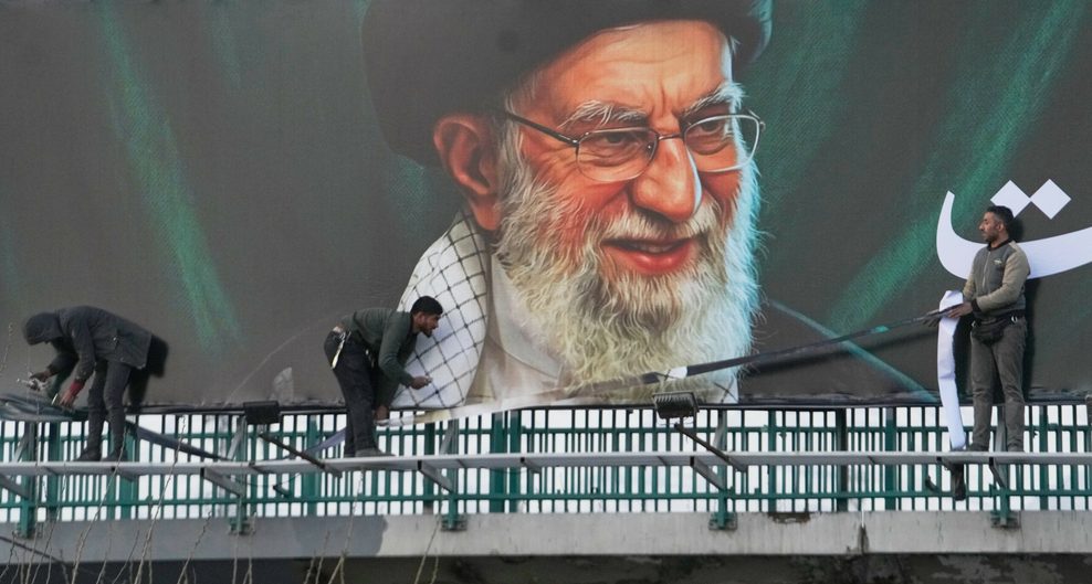Plakatwand mit dem Porträt des verstorbenen iranischen Obersten Führers Chamenei