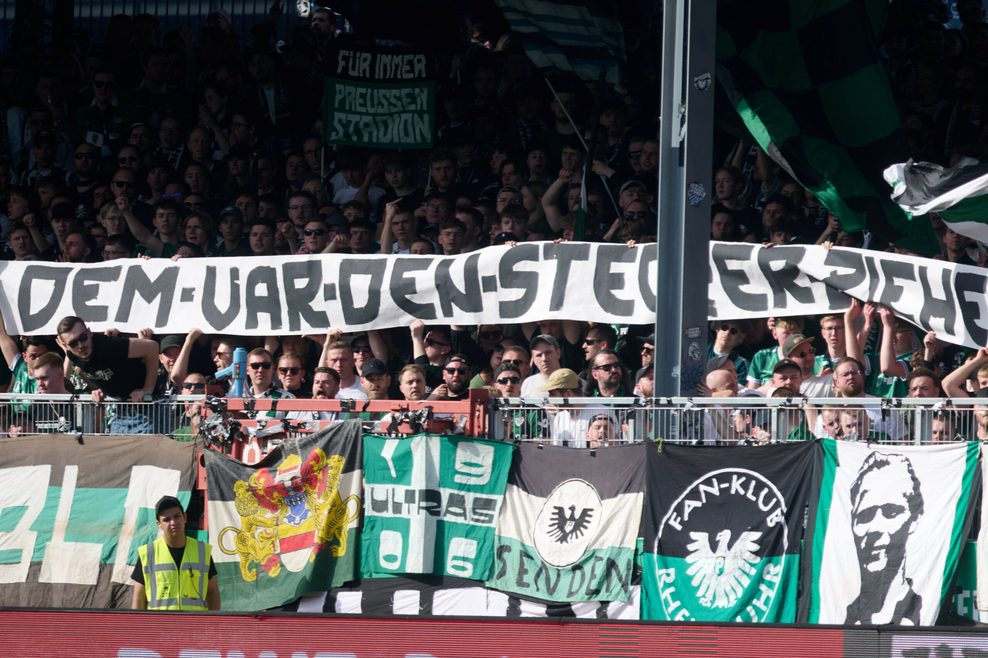 Anti-VAR-Banner der Fans von Preußen Münster