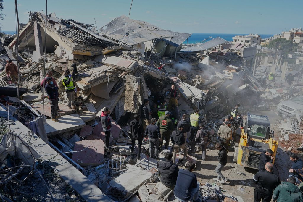 Rettungskräfte suchen nach Opfern in einem zerstörten Gebäude, das von einem israelischen Luftangriff getroffen wurde, in der Stadt Ghaziyeh im Südlibanon.